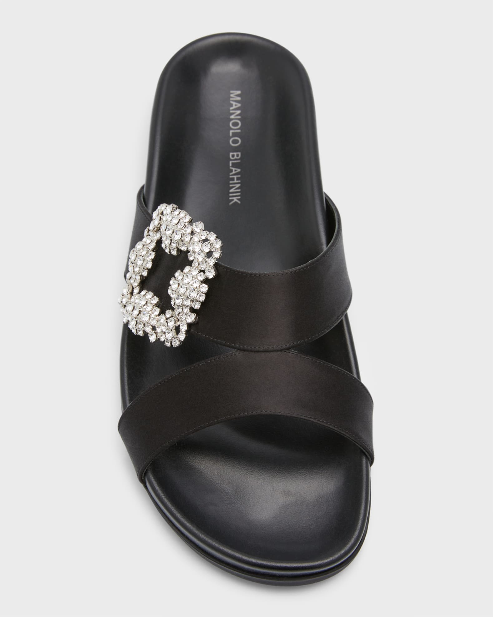 [MANOLO BLAHNIK] CHILANGHIサンダル サテン クリスタルバックル MANOLO BLAHNIK Chilanghi buckled satin slides | NET-A-PORTER