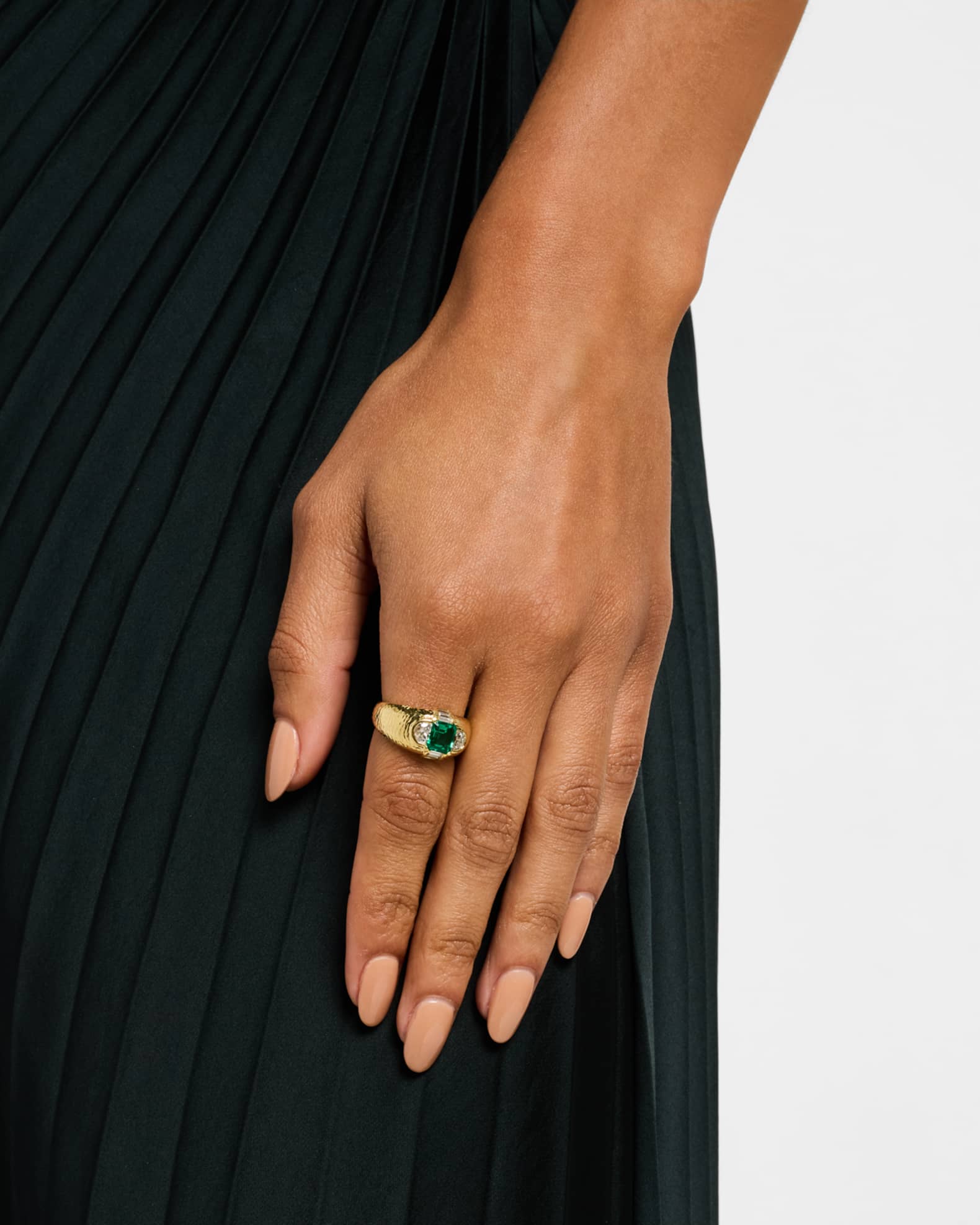 Estate 18K Yellow Gold Colombian Emerald Hammered Ring, Size 8.75 1