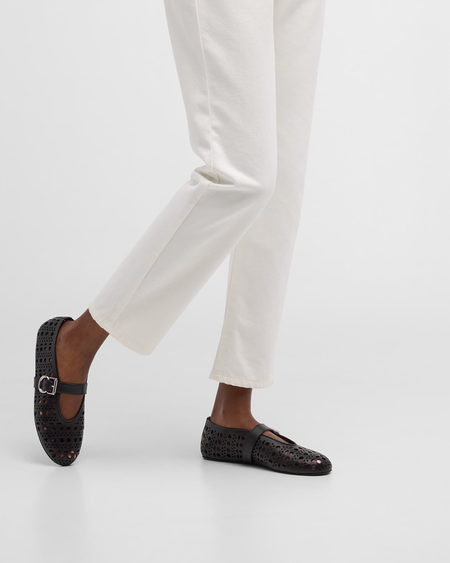 関税込♭*ALAIA*VIENNE スエード フラット バレエシューズ ALAÏA WHITE BALLET FLATS IN VIENNE LAMBSKIN |ALAÏA US