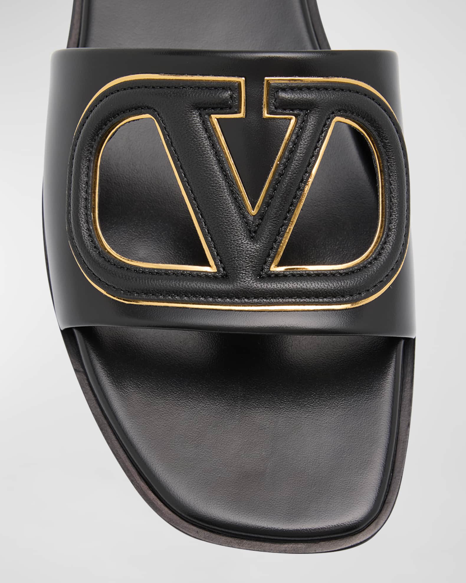 サンダル・ミュール Valentino Garavani Sandalo Vlogo Cut-Out In Pelle VALENTINO GARAVANI VLOGO cutout leather slides | NET-A-PORTER