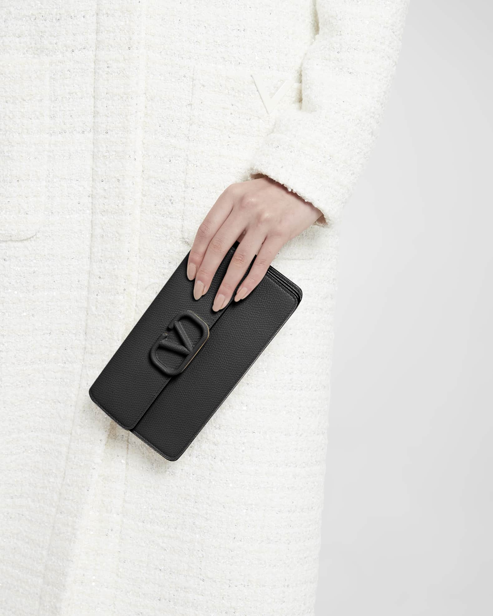 一点のみ！★VALENTINO VLOGO WALK ZIP LEATHER WALLET Valentino Garavani - Vlogo Black Grainy Leather Wallet