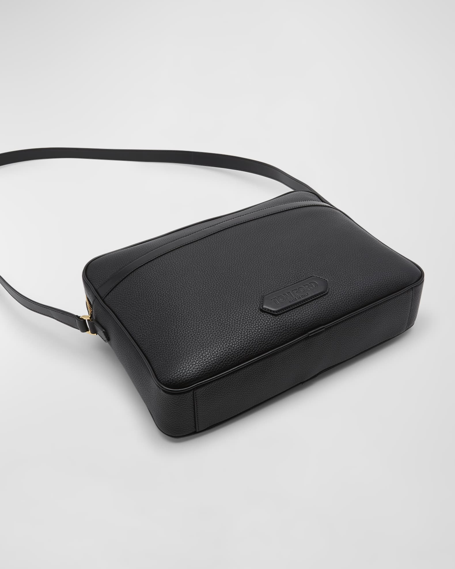 Men s Medium Grained Leather Messenger Bag