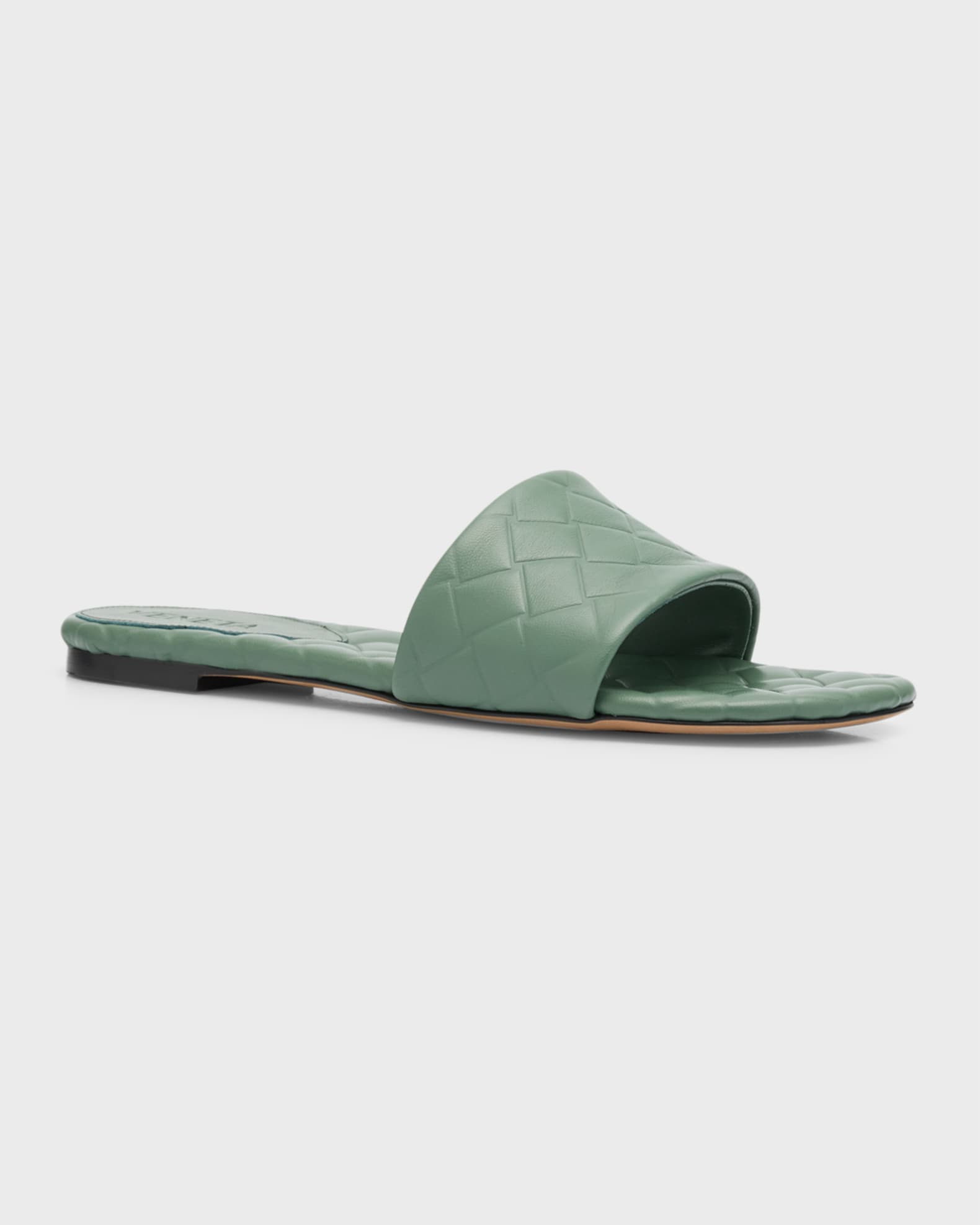 サンダル・ミュール BOTTEGA VENETA PADDED QUILTED NAPPA SLIDE SANDALS Bottega Veneta Quilted Leather Flat Slide Sandals | Neiman
