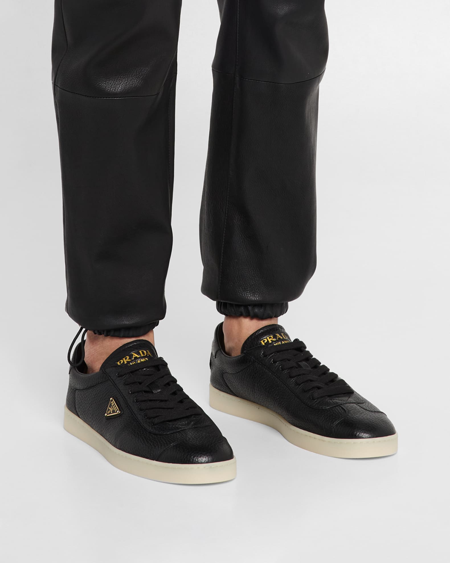 【万能デザイン】PRADA スエード（仔羊革）ランニングスニーカー Prada Men's Lane Deerskin Low-Top Sneakers | Neiman Marcus