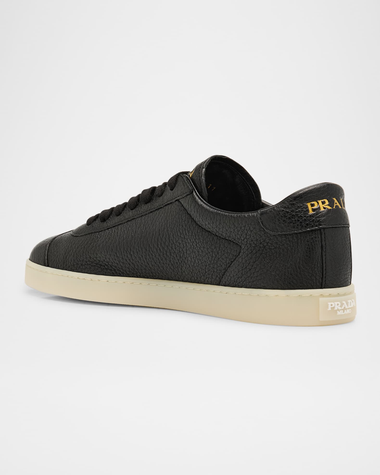 【万能デザイン】PRADA スエード（仔羊革）ランニングスニーカー Prada Men's Lane Deerskin Low-Top Sneakers | Neiman Marcus