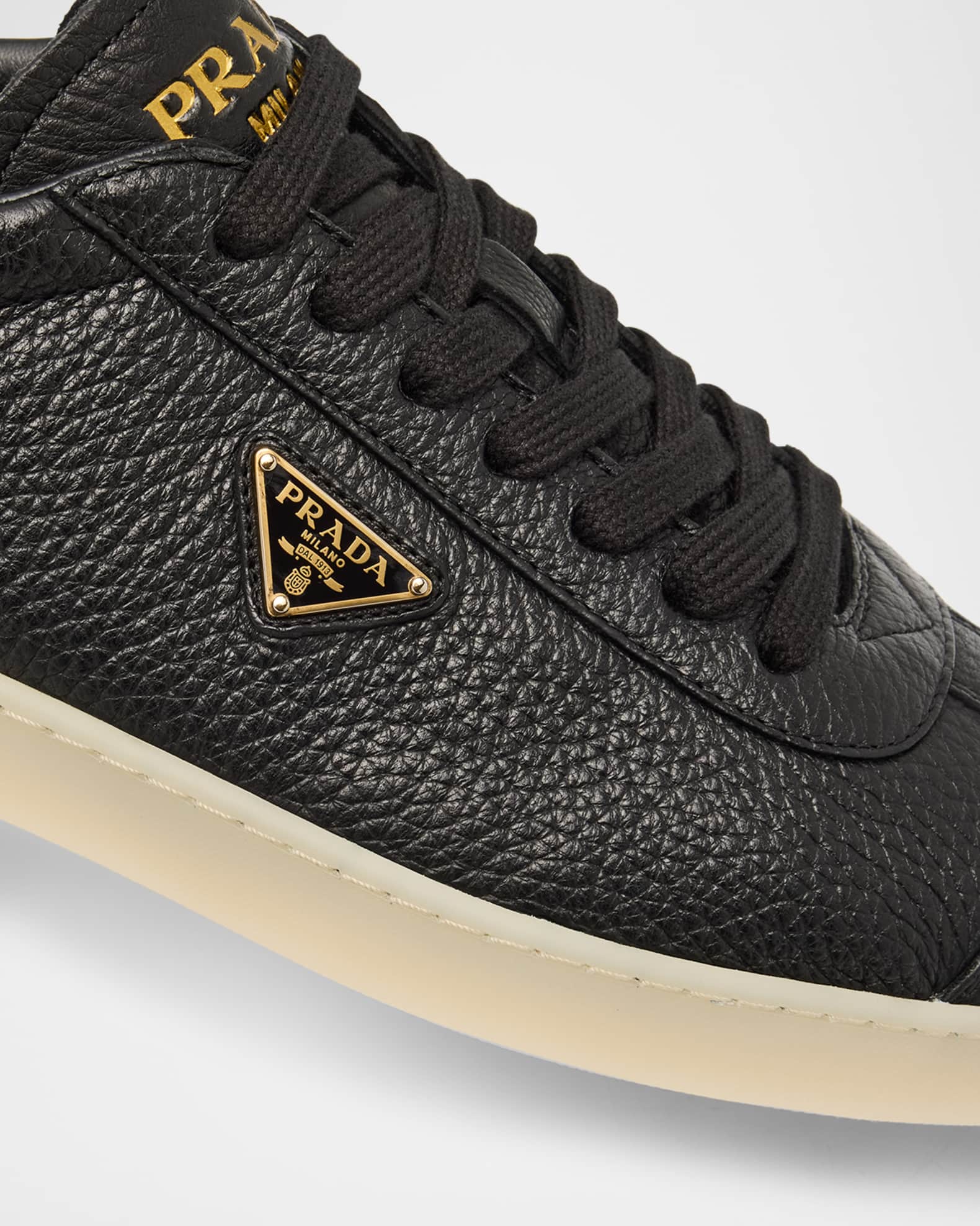 【万能デザイン】PRADA スエード（仔羊革）ランニングスニーカー Prada Men's Lane Deerskin Low-Top Sneakers | Neiman Marcus