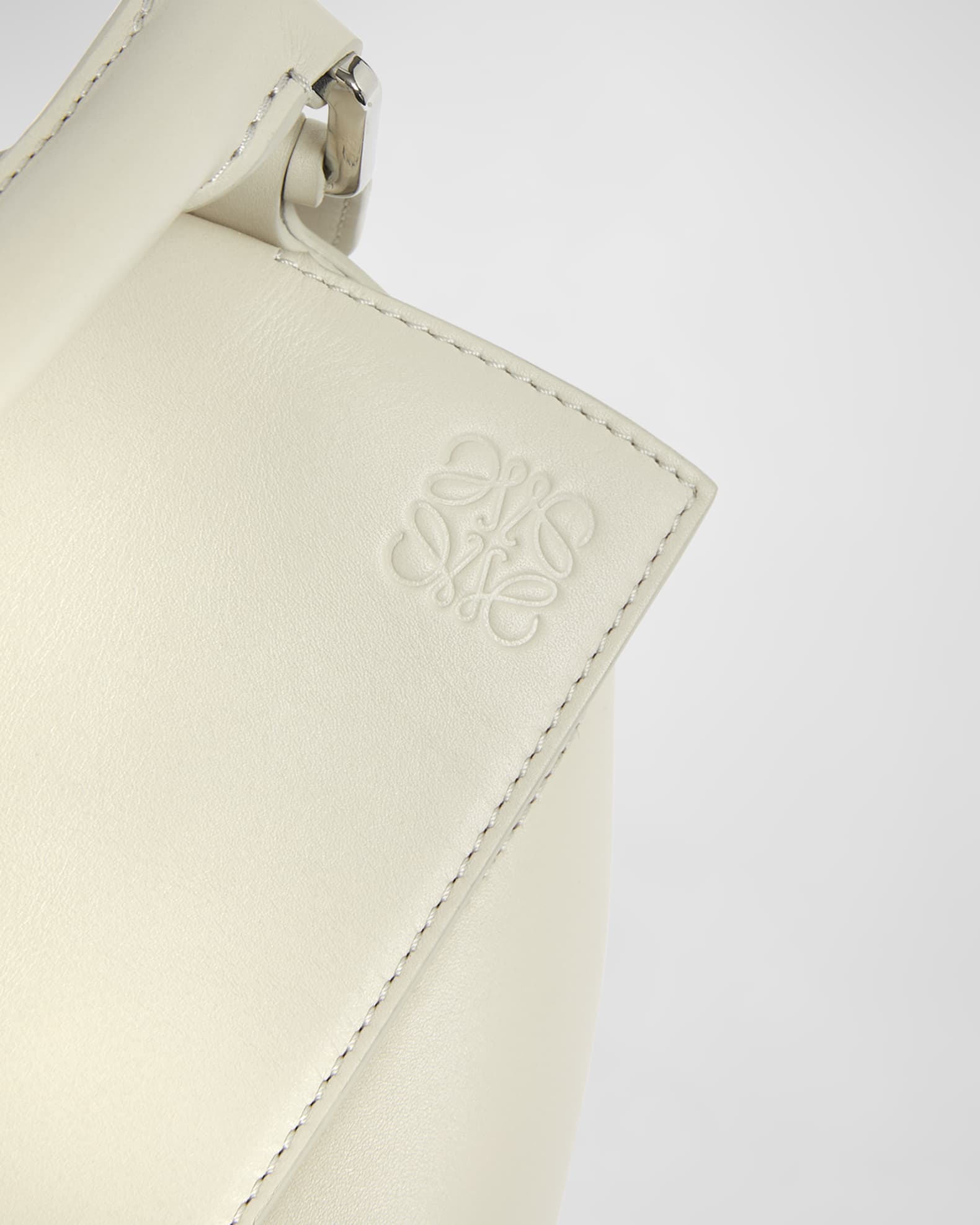 24PF new/LOEWE パズルフォールドレザークラッチ Bag White Puzzle Small leather shoulder bag in white - Loewe | Mytheresa
