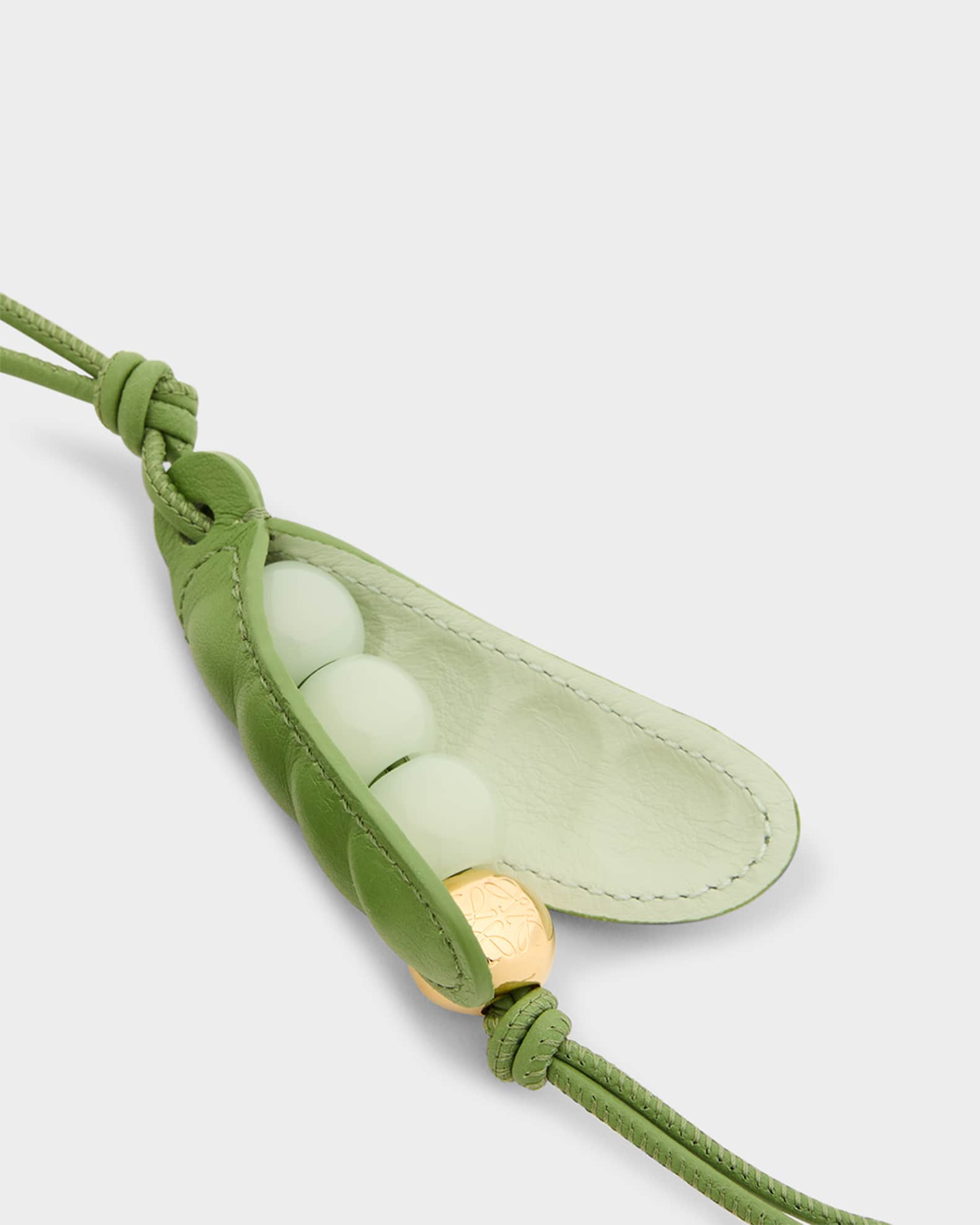 LOEWE Pea Pod ロエベ　ピーポッド　チャーム 完売品 美品 LOEWE Pea Pod ロエベ ピーポッド チャーム 完売品 美品 - メルカリ