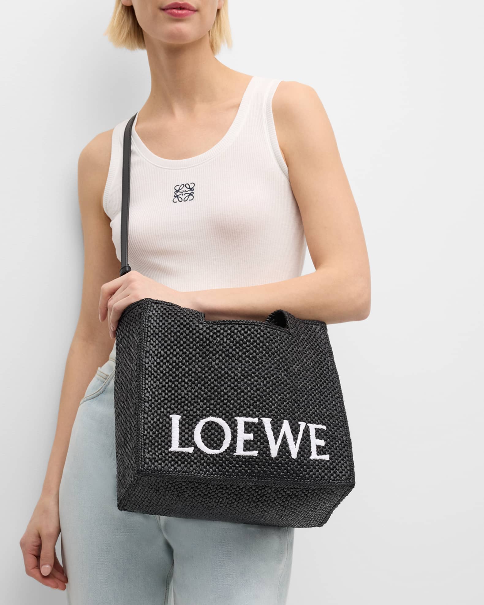 LOEWE★Paula's Ibiza ミディアム ロゴ ラフィア トートバッグ Loewe x Paula's Ibiza Logo Medium Tote Bag in Raffia