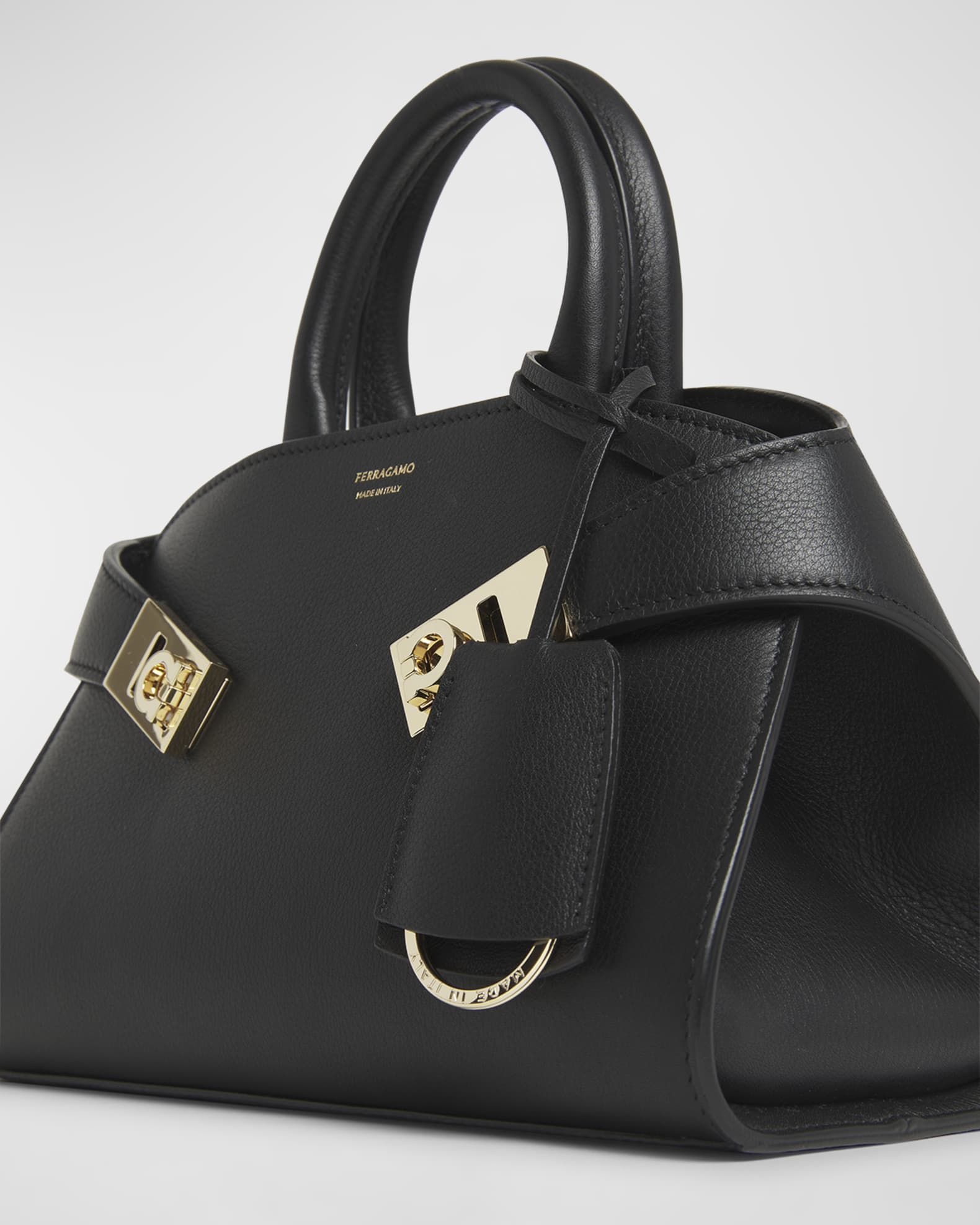 ハンドバッグ FERRAGAMO BLACK LEATHER TOP HANDLE BAG Iconic Top Handle (S) - Women | Ferragamo