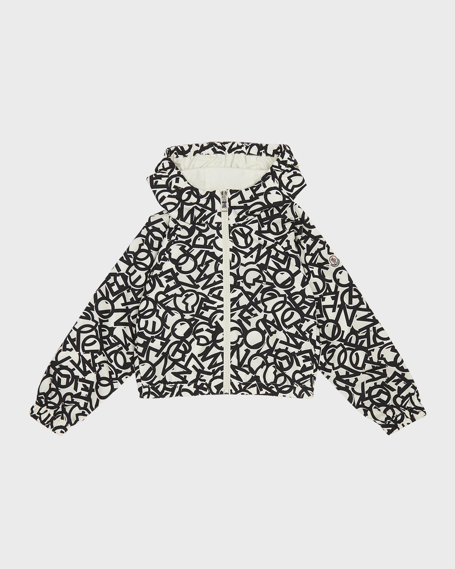 moncler logo size
