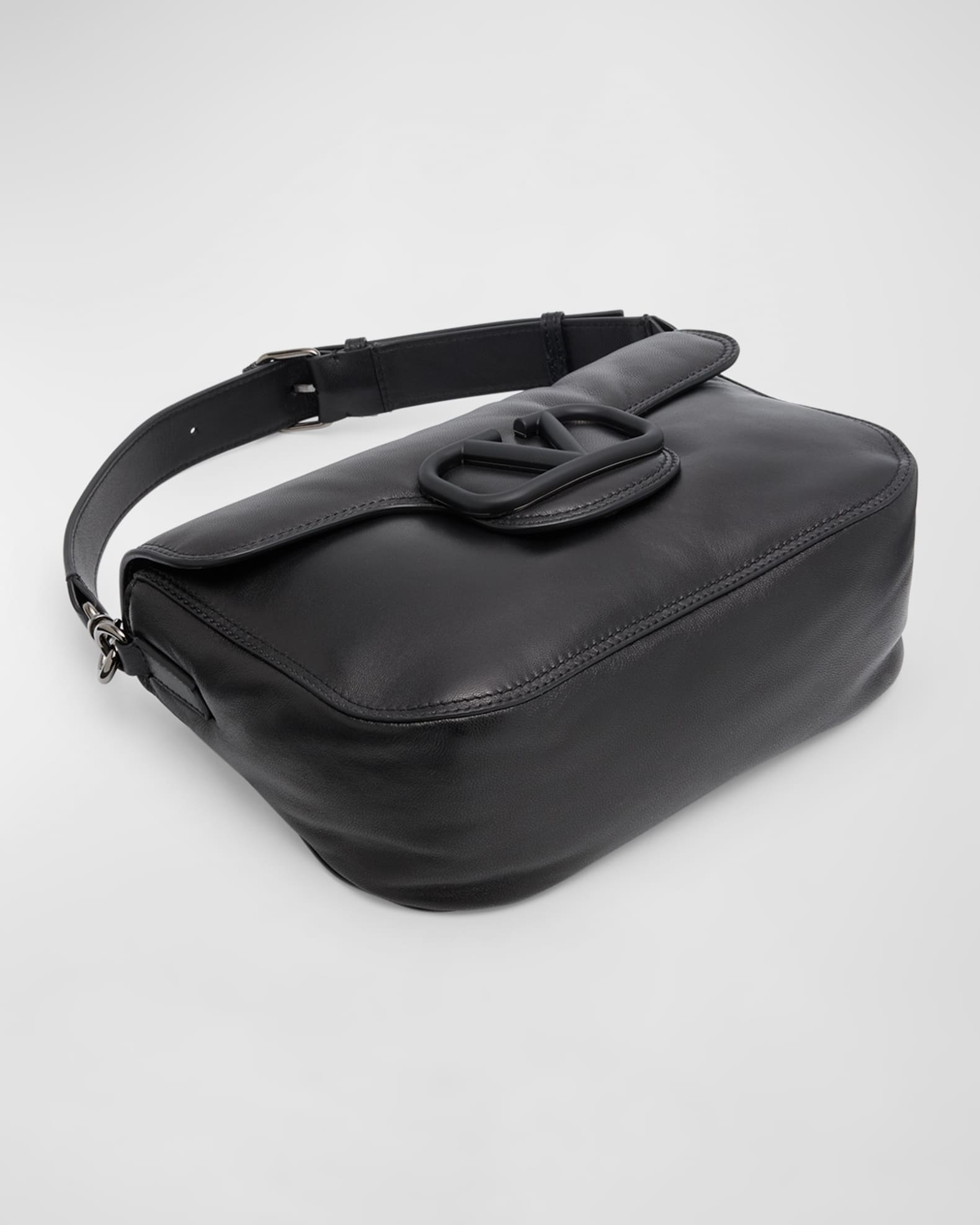 お歳暮 人気 Valentino Garavani Men's All Time Noir Leather Shoulder Bag バッグ