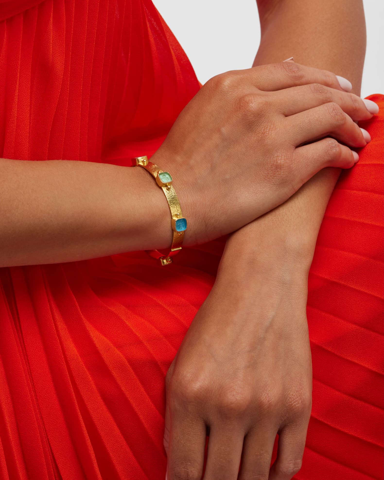 19K Flat Ribbon Quadrato Antico Bangle 1