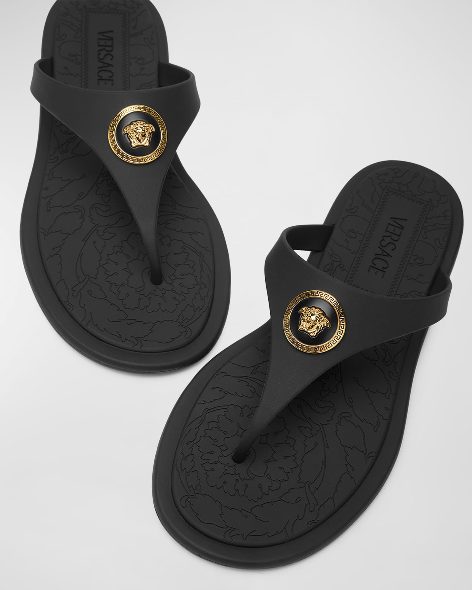 【関税＆送料込み】Versace Beige Thong Slided With Medusa P Versace Women's Gomma Thong Slide Sandals | Bloomingdale's