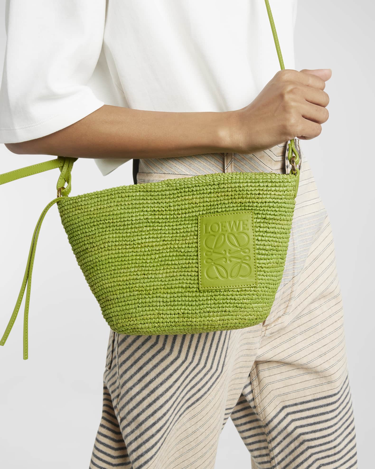 Loewe raffia pochette 2025