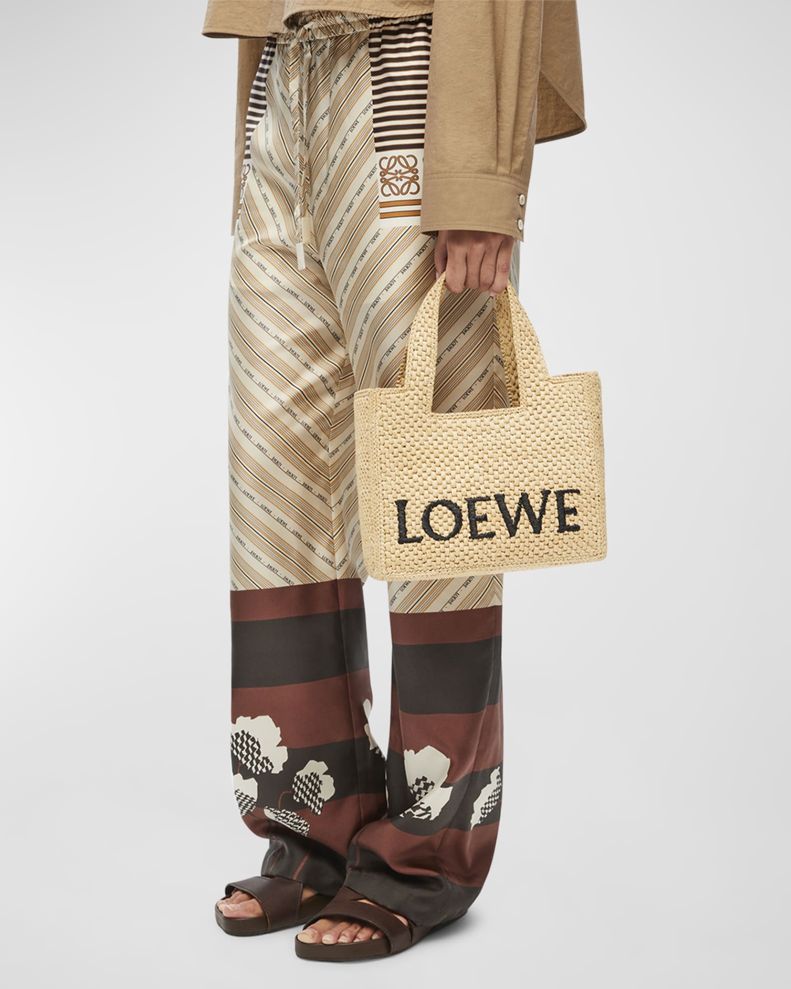 【LOEWE】Paula's Ibiza スモール ロゴ ショッパー Paula's Ibiza Small logo shopper in black - Loewe | Mytheresa