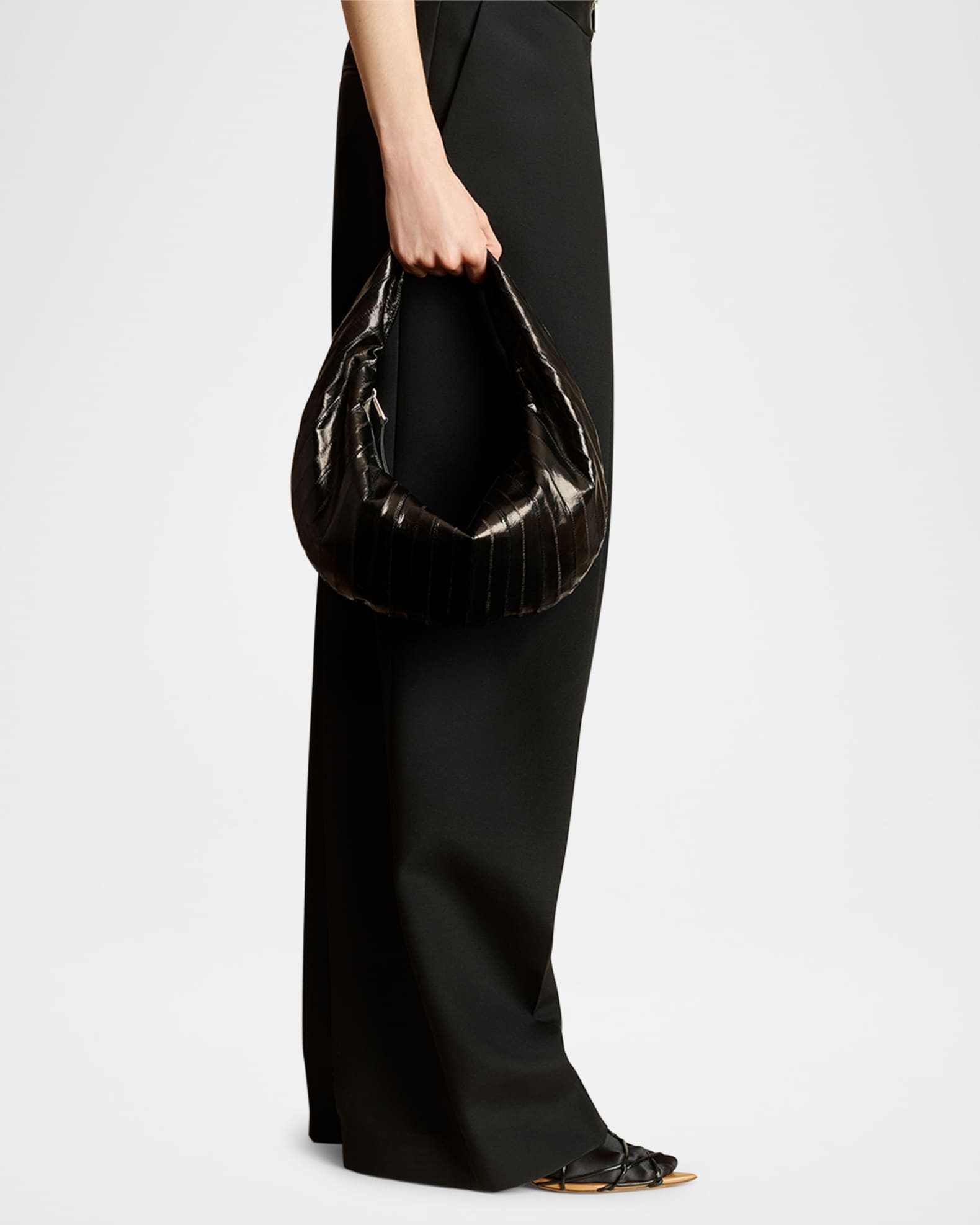 【KHAITE】Medium Olivia Hobo ブラックペブルレザーバッグ Medium Olivia Hobo in Black Pebbled Leather – KHAITE