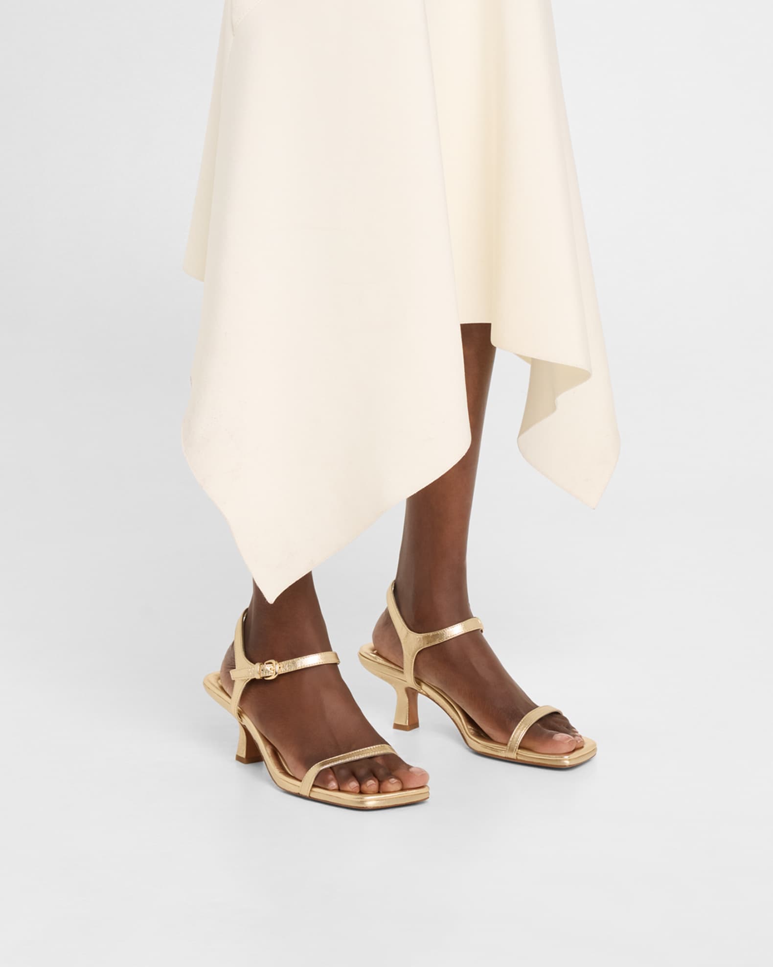 現品限り一斉値下げ！ Vince Coco Metallic Leather Kitten-Heel Sandals | Neiman Marcus サンダル