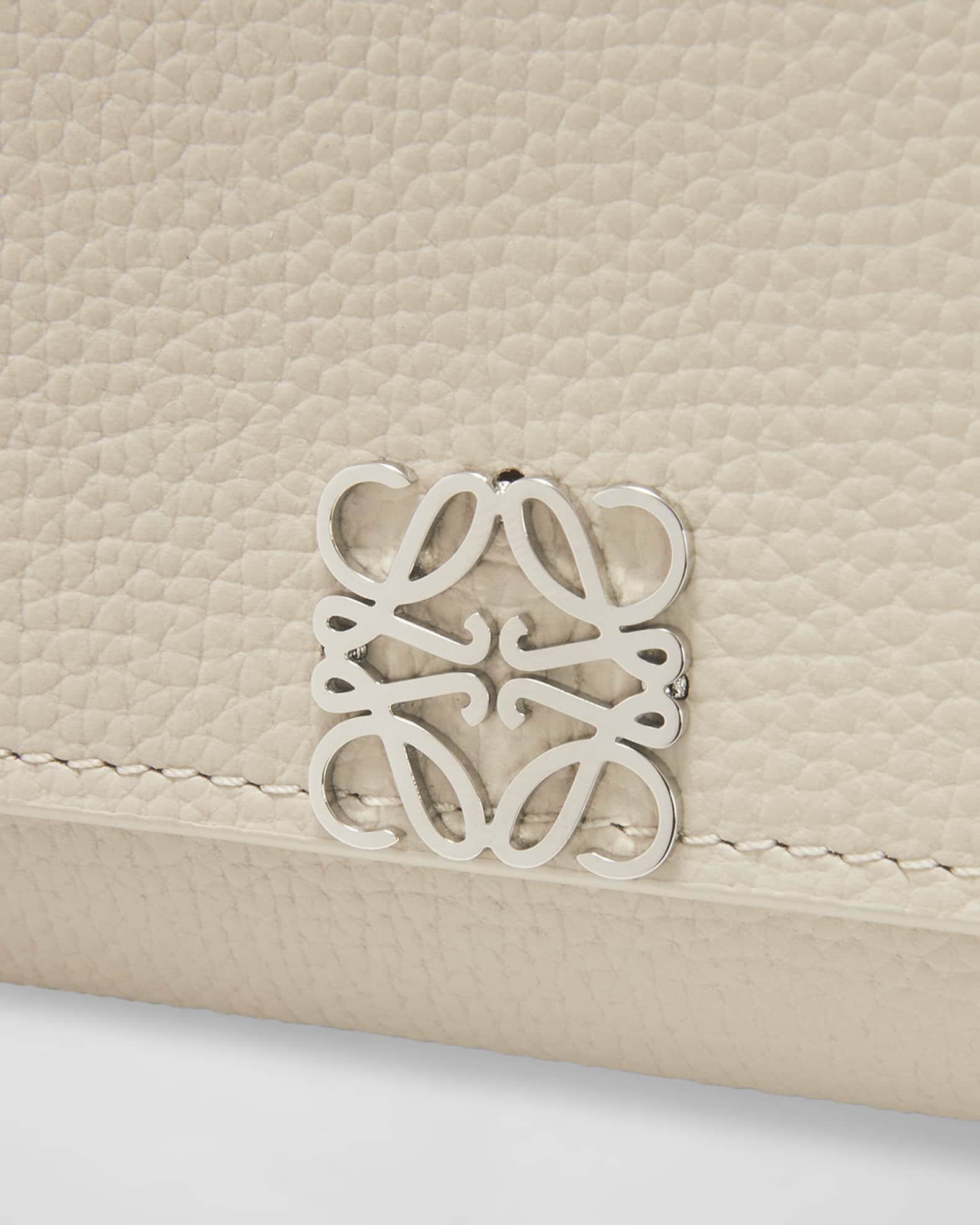 折りたたみ財布 LOEWE SMALL ANAGRAM WALLET IN TAUPE GRAINED LEATHER Anagram small vertical wallet in pebble grained calfskin