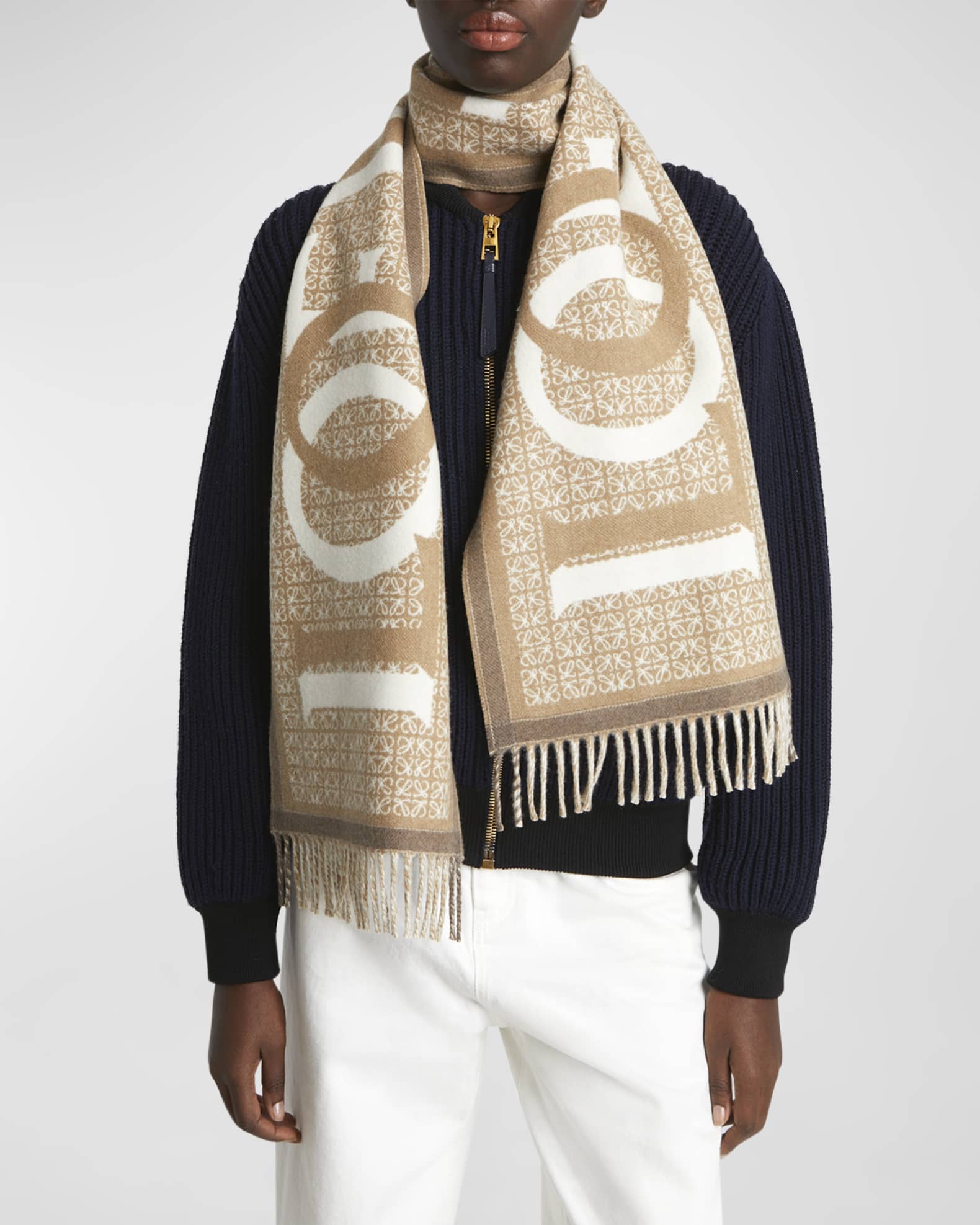 【関税&送料込】Loewe Wool And Cashmere Scarf With Pocket Scarf in wool and cashmere Beige - LOEWE