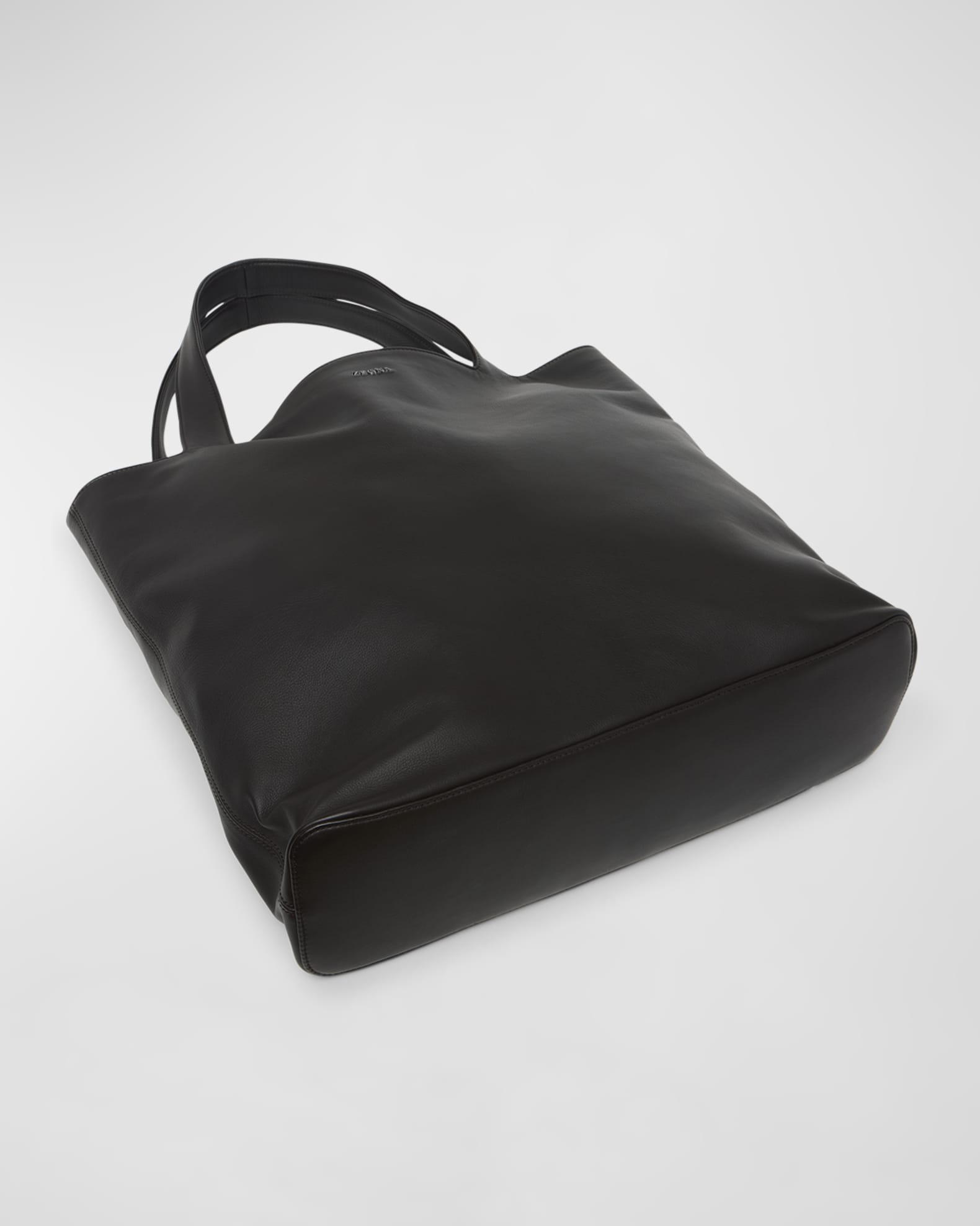 zegnaブラックレザートートバッグ ZEGNA Men's Soft Leather Tote Bag | Neiman Marcus
