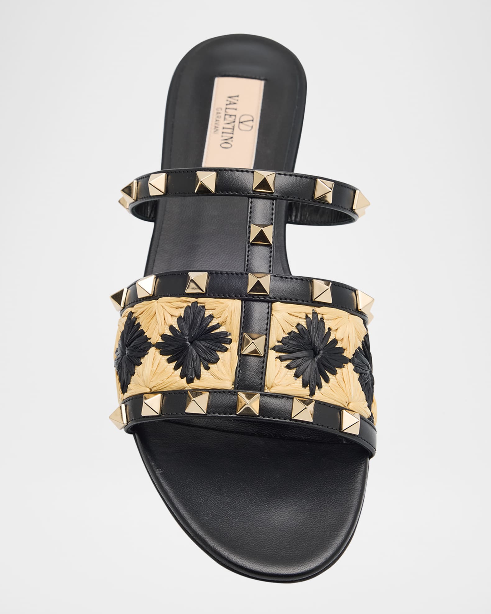 サンダル・ミュール ROCKSTUD FLAT SANDALS IN SMOOTH LEATHER AND SYNTHETIC RAFFIA VALENTINO GARAVANI Rockstud raffia and leather slides | NET