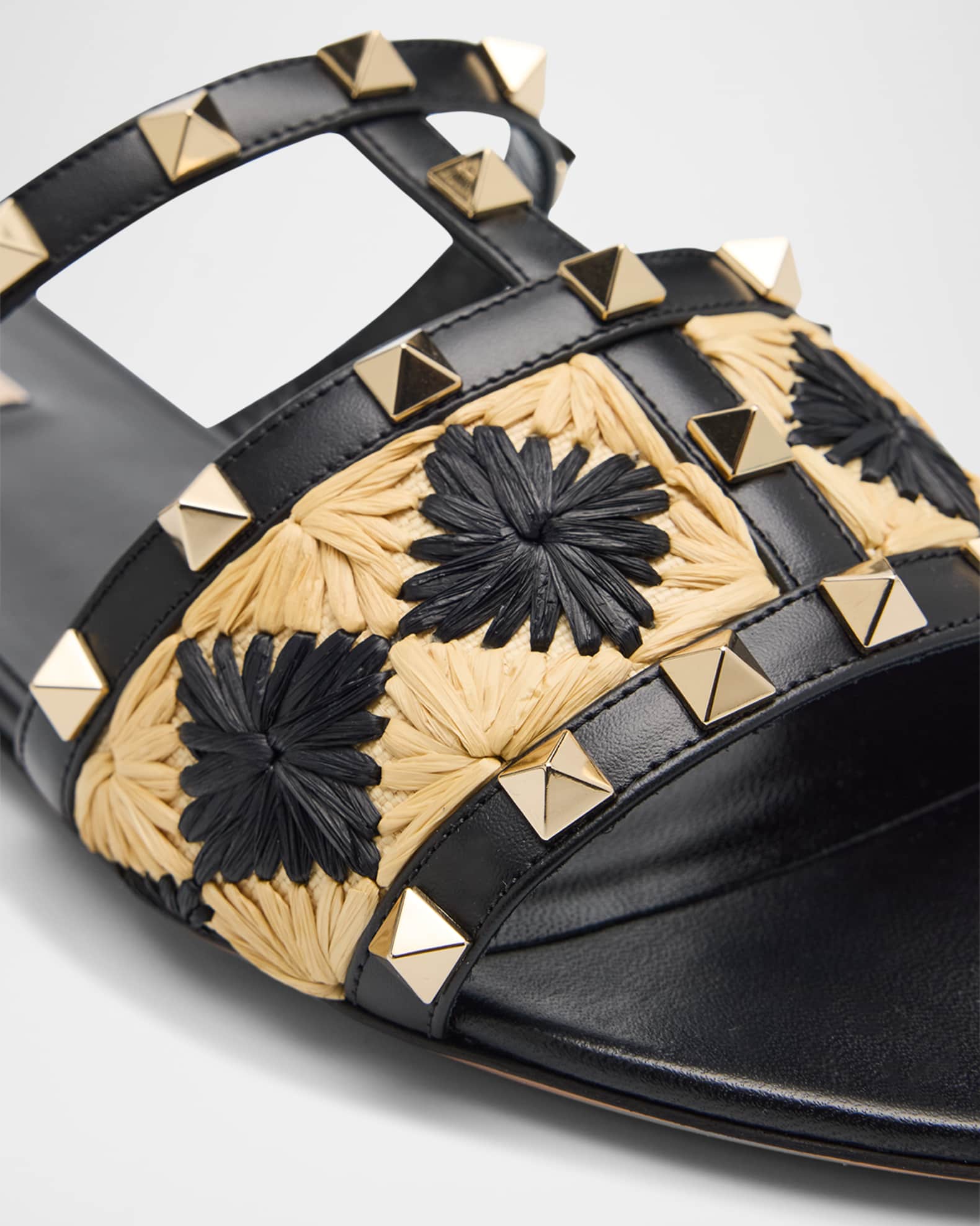 サンダル・ミュール ROCKSTUD FLAT SANDALS IN SMOOTH LEATHER AND SYNTHETIC RAFFIA Rockstud raffia-trimmed leather sandals in black - Valentino