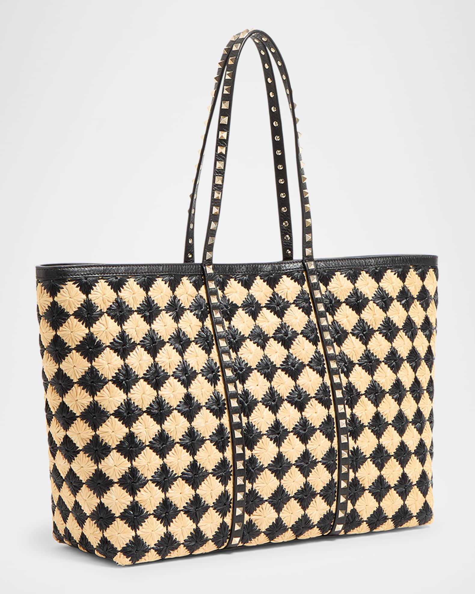 トートバッグ VALENTINO EMBROIDERED RAFFIA ROCKSTUD SHOPPING BAG Valentino Garavani Rockstud Embroidered Raffia Shopping Tote