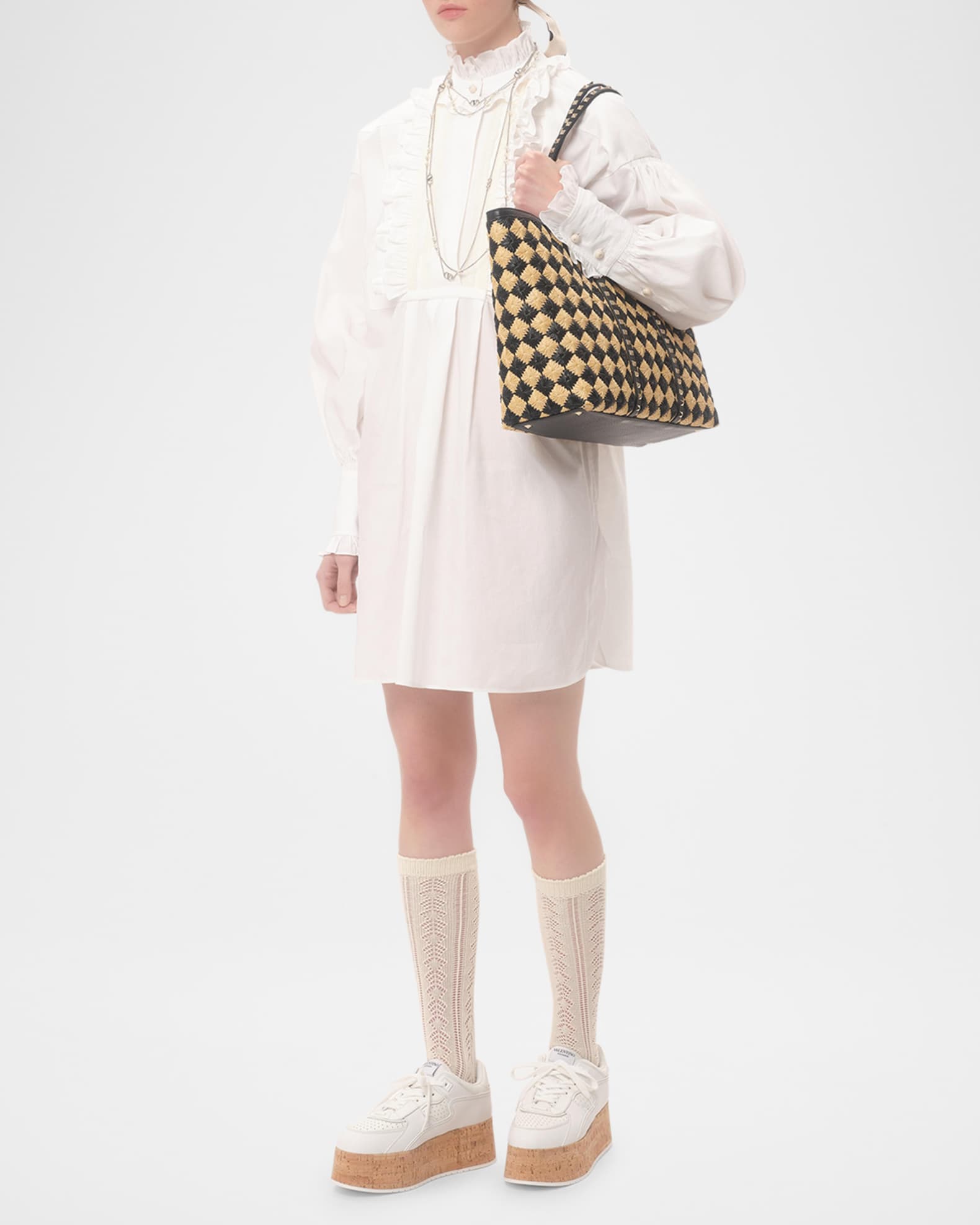 トートバッグ VALENTINO EMBROIDERED RAFFIA ROCKSTUD SHOPPING BAG Valentino Garavani Rockstud Embroidered Raffia Shopping Tote