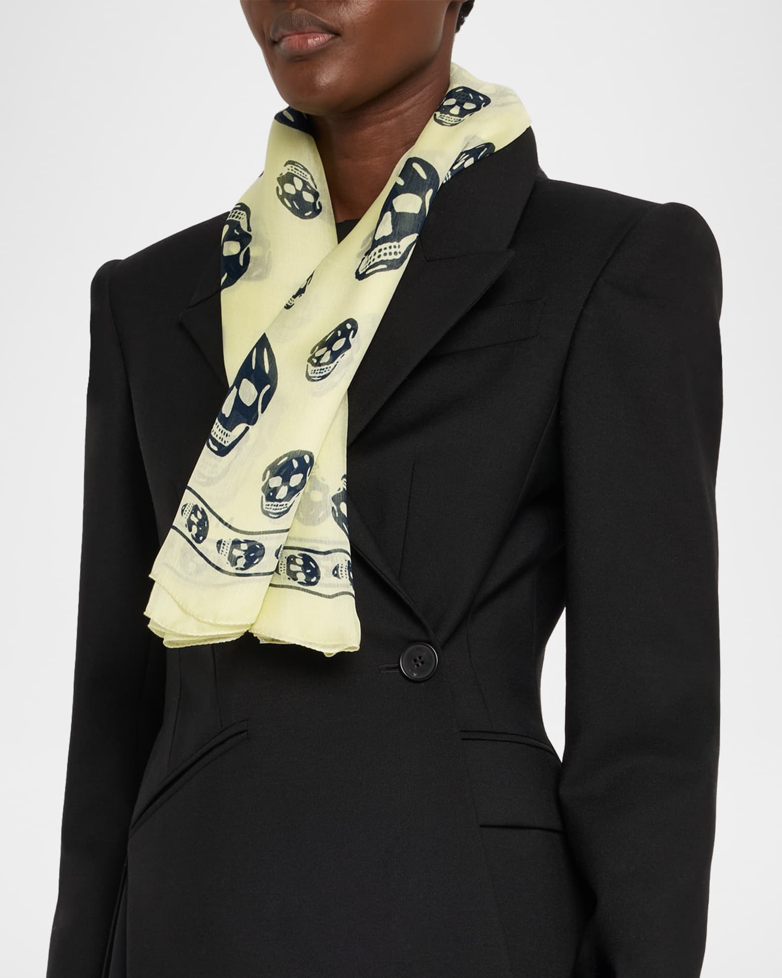 スカーフ alexander mcqueen CLASSIC SKULL SCARF (557717_4943Q1036) Alexander McQueen Classic Skull Scarf | Black | FARFETCH