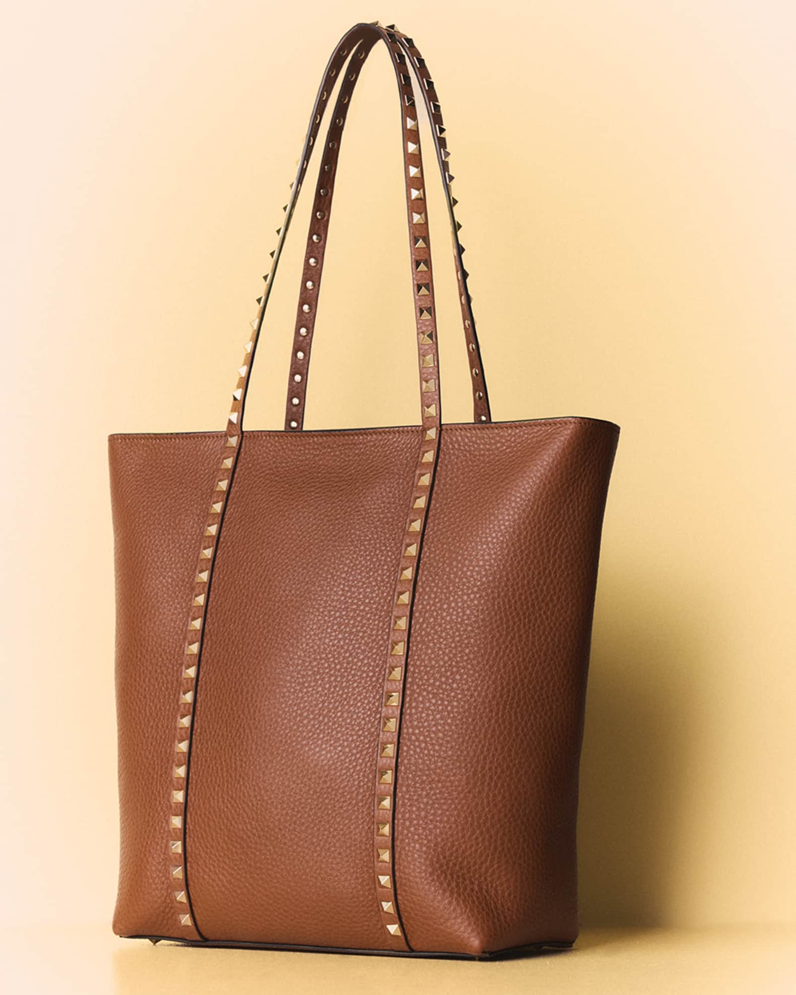 トートバッグ VALENTINO CARAMEL LEATHER MEDIUM ROCKSTUD SHOPPING BAG Valentino Garavani Camel Leather Medium Rockstud Tote Bag