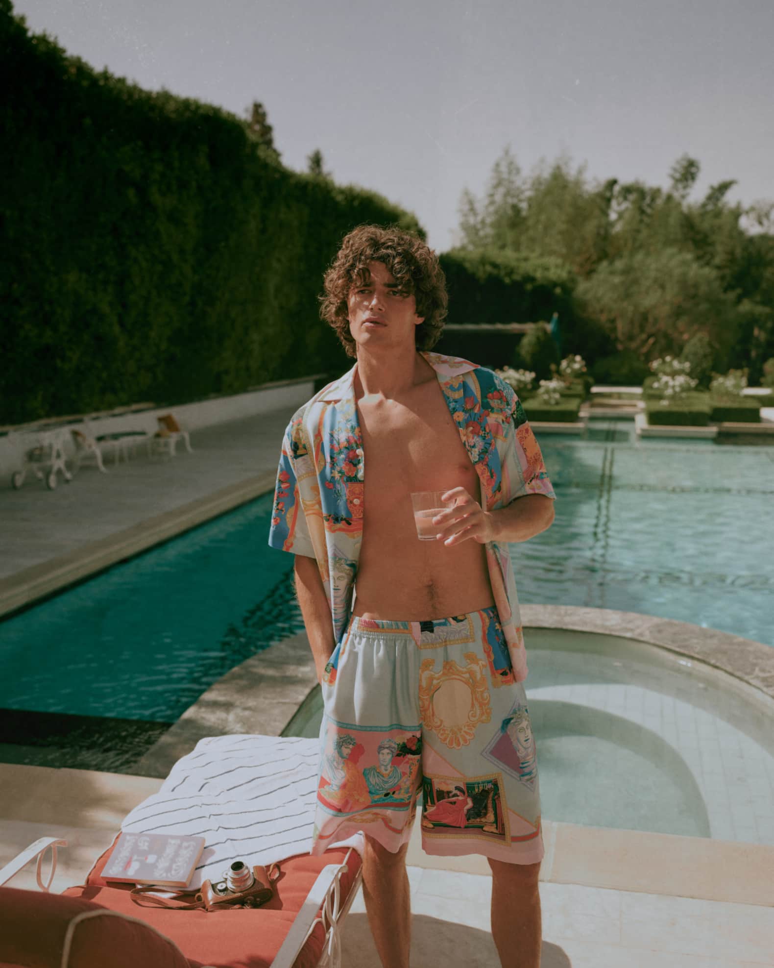 【ヴェルサーチェ・VERSACE】SHORTS Versace Men's Gallery-Print Twill Shorts | Neiman Marcus