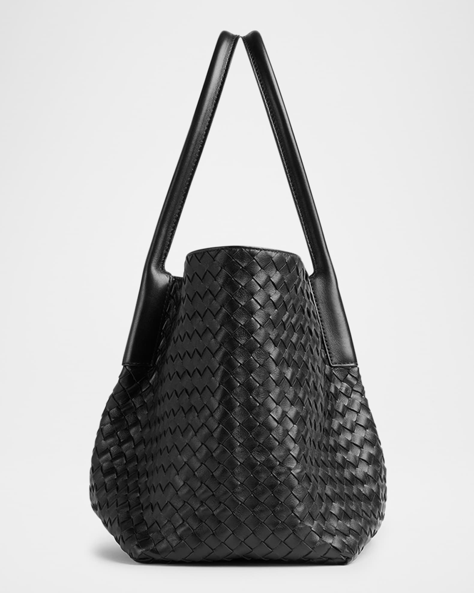 トートバッグ BOTTEGA VENETA SS22 MEDIUM LEATHER BAG (690436_V1Q716706) Bottega Veneta Reversible Suede & Leather Tote Bag | Neiman