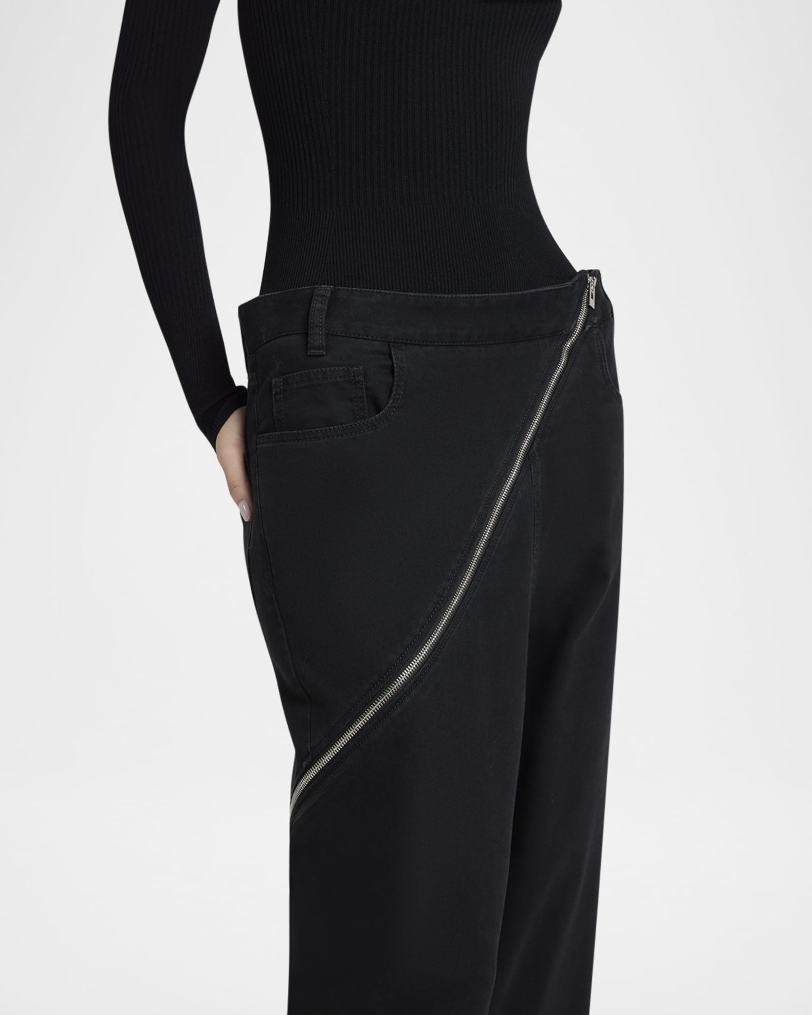 SALE【Alaia】ストレートレッグ スパイラル ジーンズ ALAIA Zipper Spiral Straight-Leg Pants | Neiman Marcus