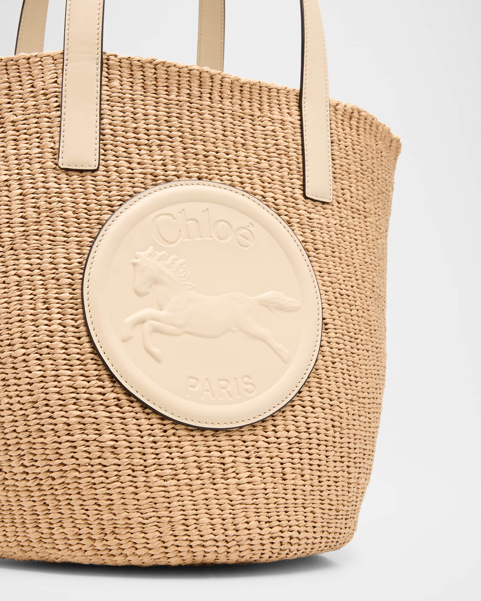 【Chloe】ベージュ＆オフホワイトラージ Horse Medal かごトート Chloe Large Horse Medal Basket Tote Bag in Paper and Leather