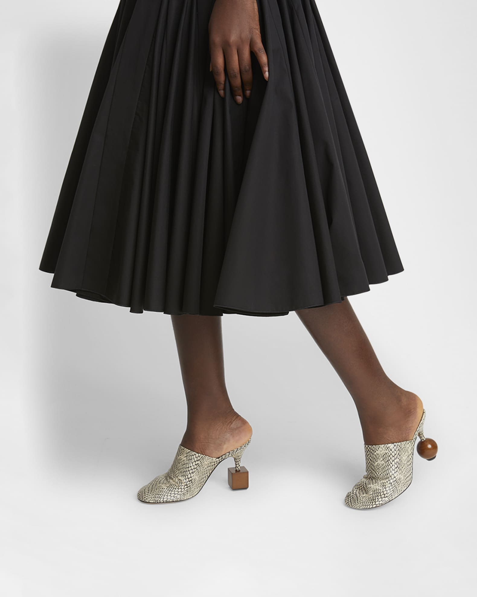 【関税＆送料込み】Jacquemus Les Mules Bisou Jacquemus Les Bisou Leather Cube-Heel Mules | Neiman Marcus