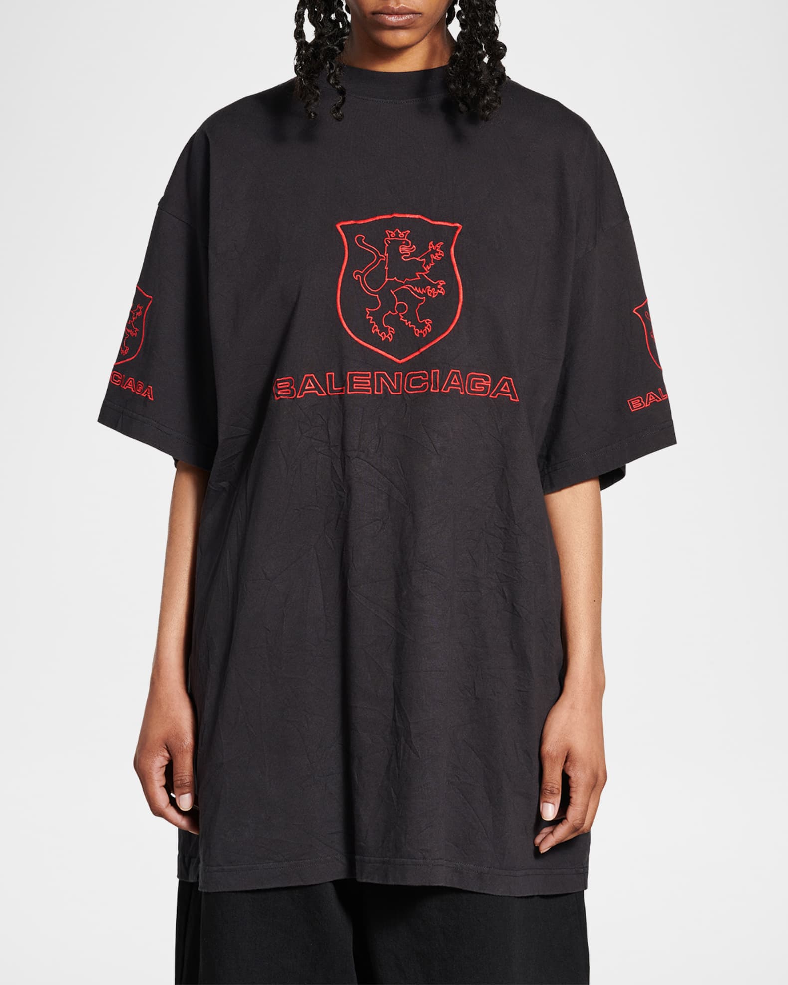BALENCIAGAバレンシアガLogo Crest-Embroidered T-Shirt Tシャツ Balenciaga Men's Oversized Crest Logo T-Shirt | Neiman Marcus