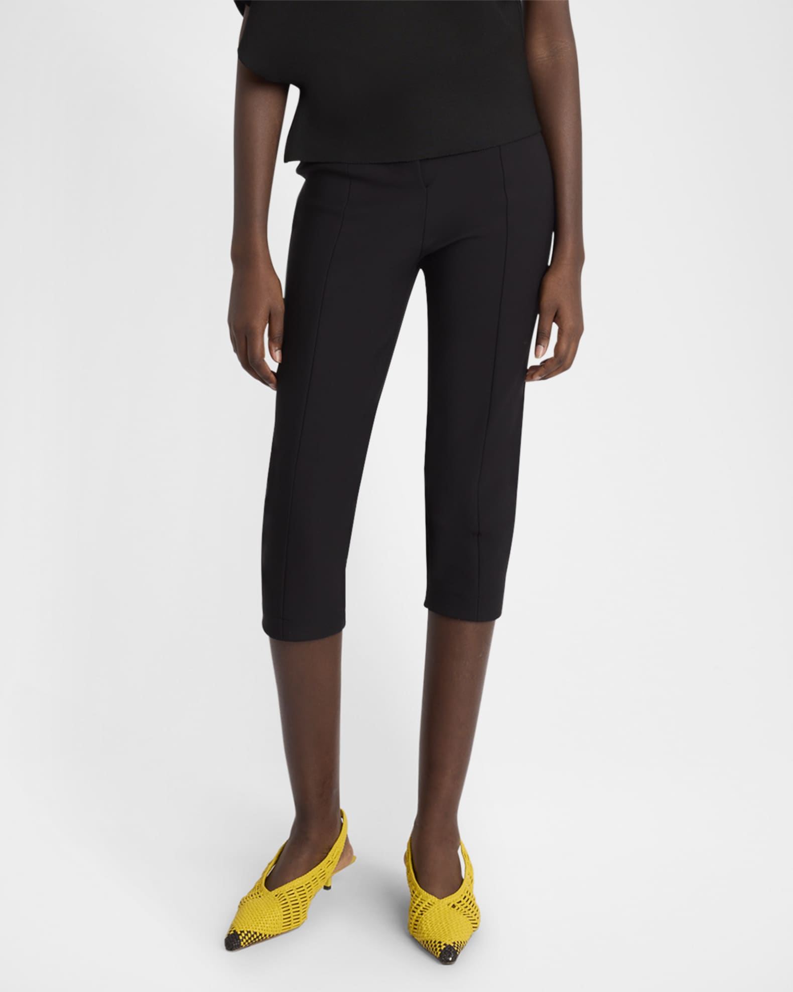 【関税＆送料込み】Jacquemus Slim Capri Pants JACQUEMUS Capri Pants in Black | FWRD