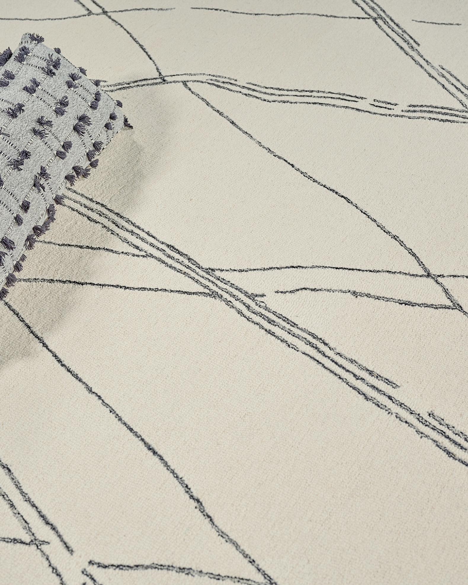 Exquisite Rugs Tangiers Hand-Tufted Ivory/Black Rug, 5' x 8' | Neiman ...