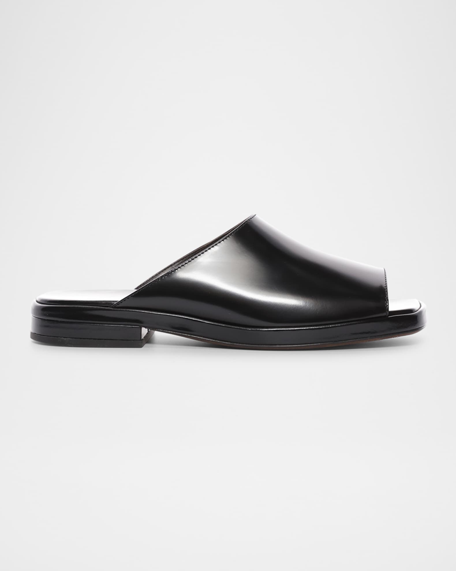 （New）The Row Emi レザーフラットミュールサンダル Emi Mule Black in Leather – The Row