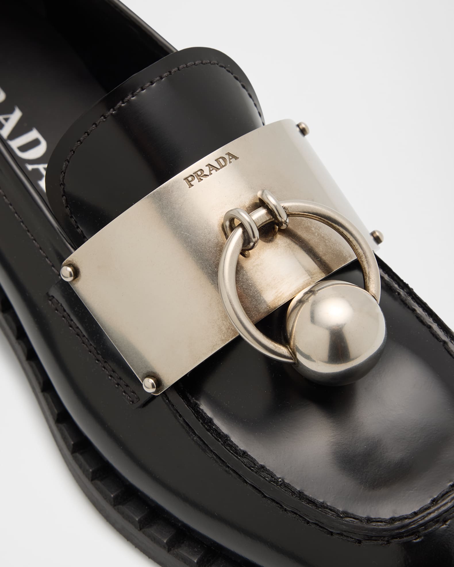 【PRADA】25SS レザー フィッシャーマン ミュール ロゴ入り 牛革 PRADA 高級ブラッシュドレザー グルカ フィッシャーマンサンダル
