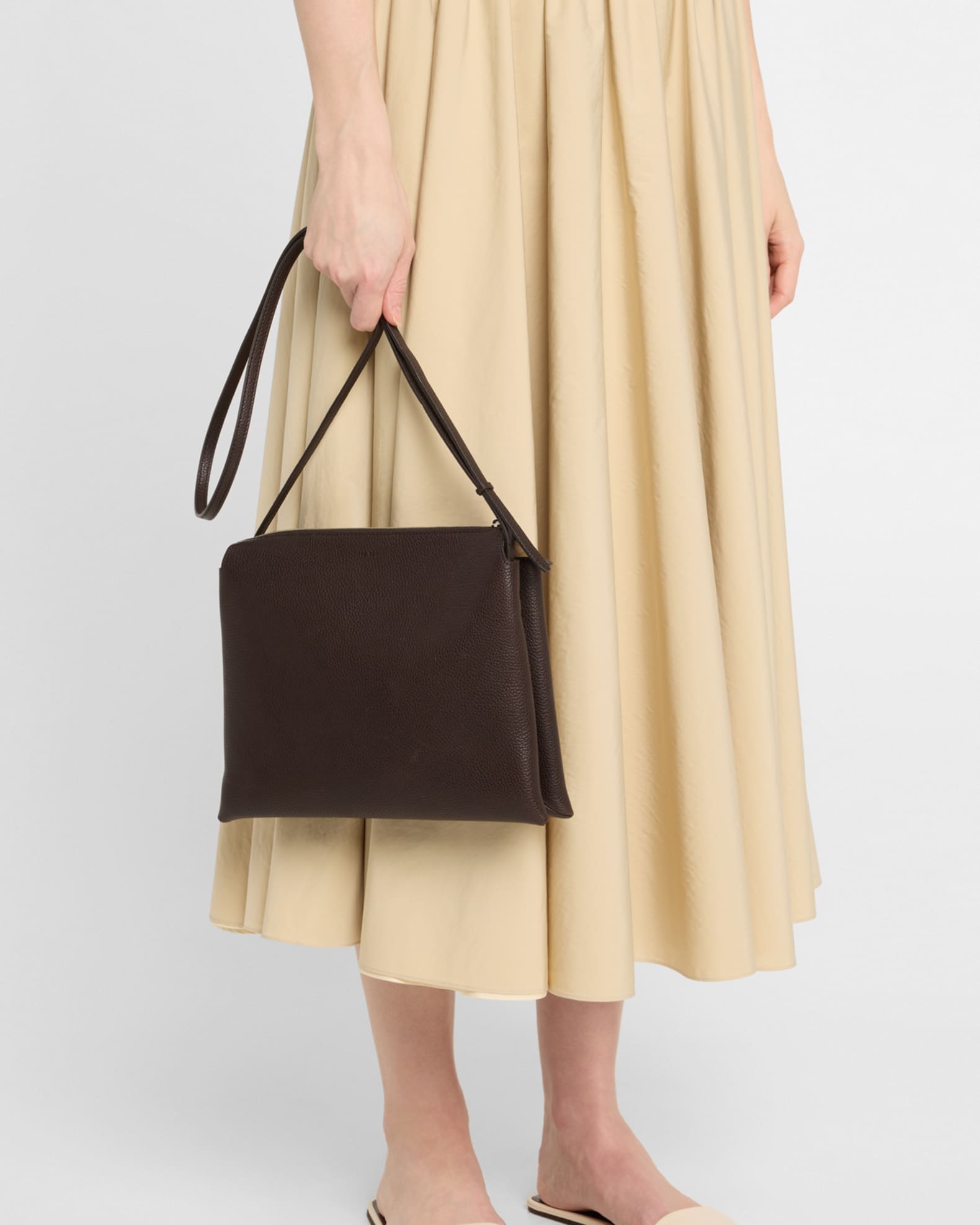 上品な存在感★THE ROW Nu Twin crossbody bag in leather THE ROW Nu Twin Crossbody Bag in Saddle Grain Leather