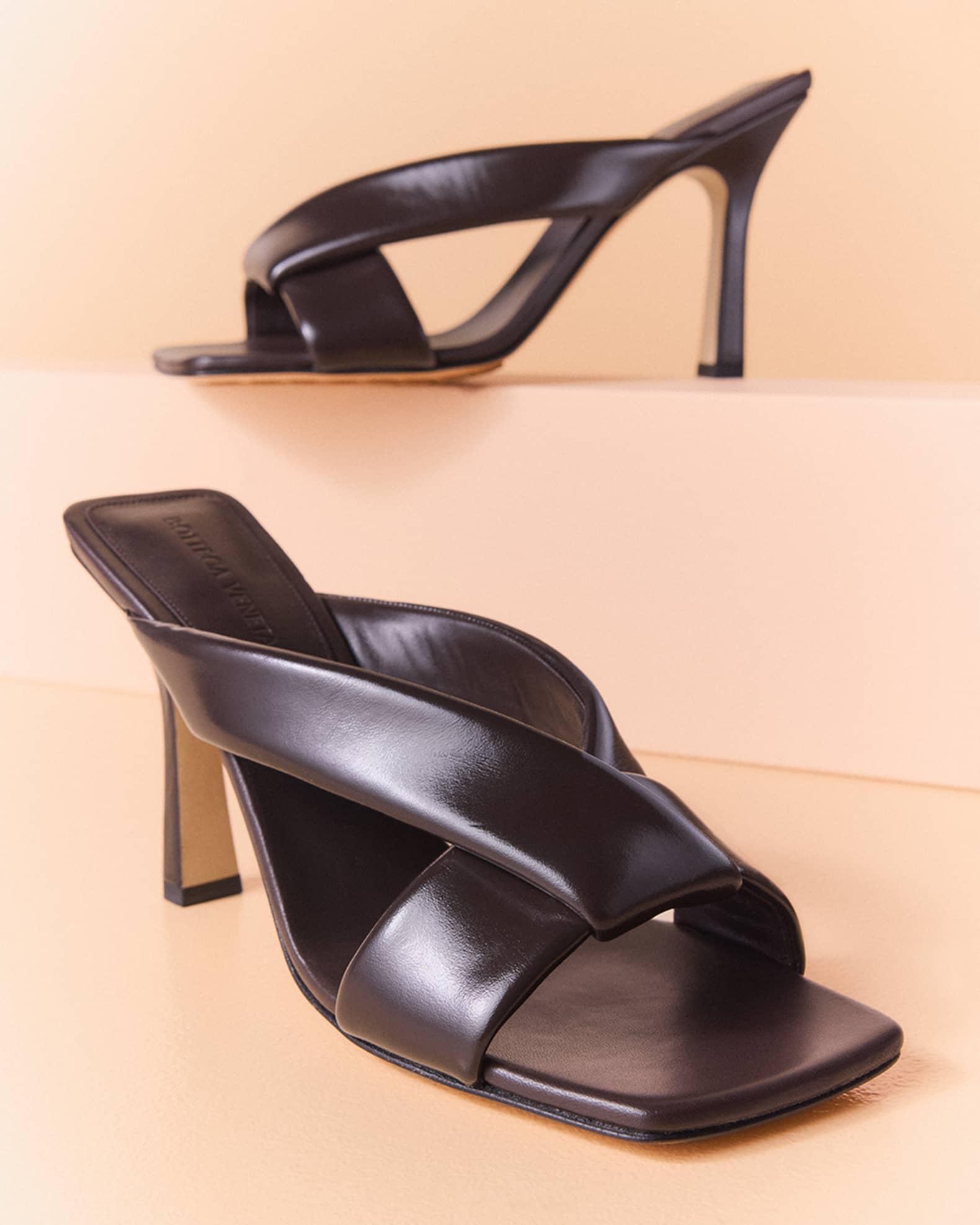 か*わ様 美品⭐️Bottega Veneta Black Paddle Boo Bottega Veneta Criss Cross Padded Leather Slide Sandals | Neiman