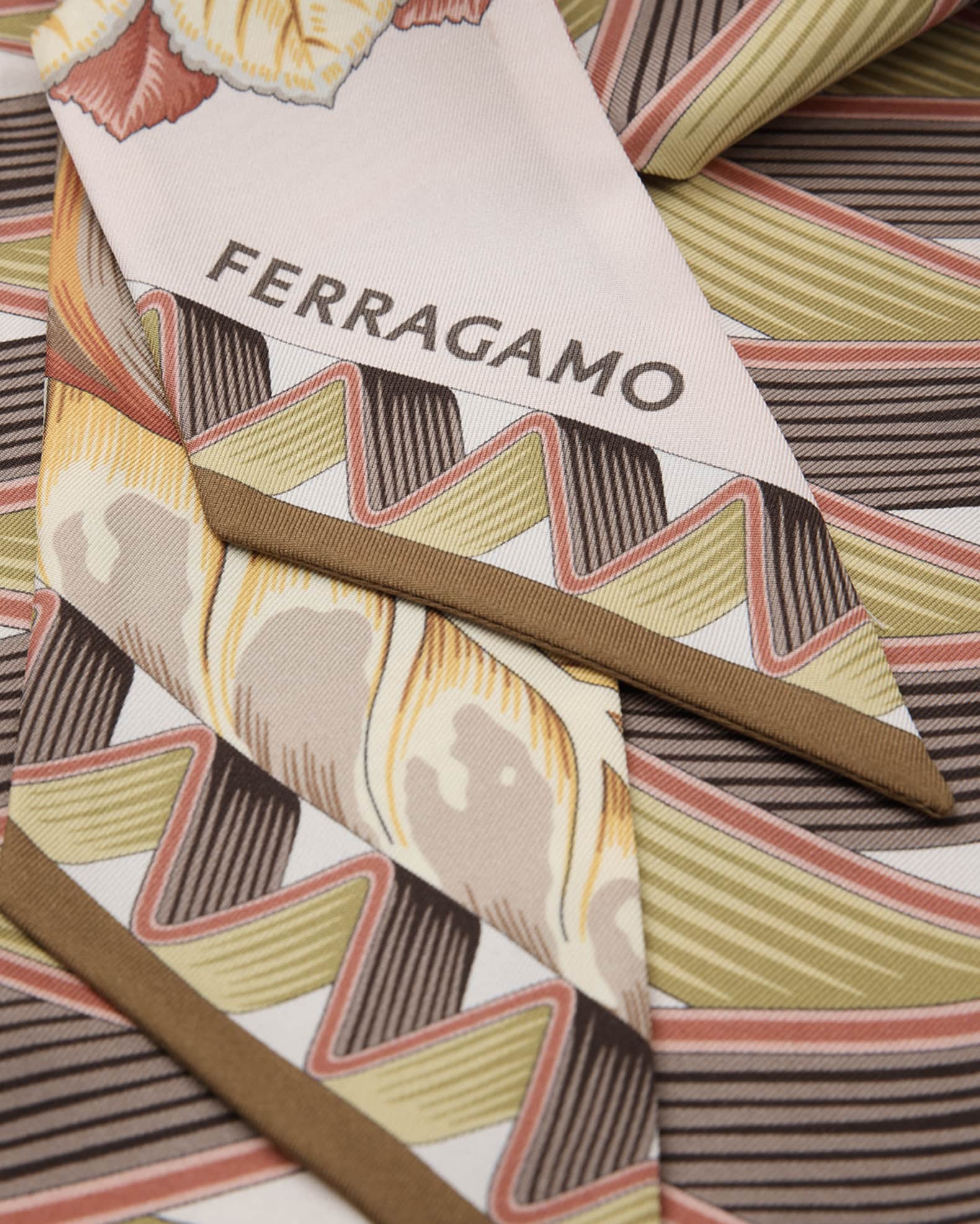 スカーフ FERRAGAMO FW25 Bandeau 'Giada' print (785362 ROSAGIALLO) Giada print silk mini bandeau - Women | Ferragamo
