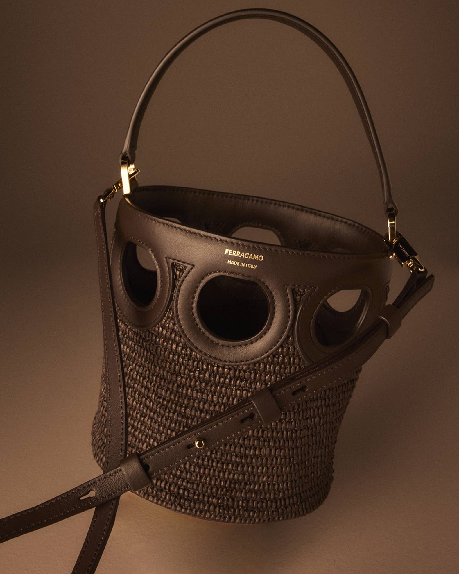 FERRAGAMO カットアウトディテール かごバッグ raffia-calfskin FERRAGAMO カットアウトディテール かごバッグ raffia-calfskin