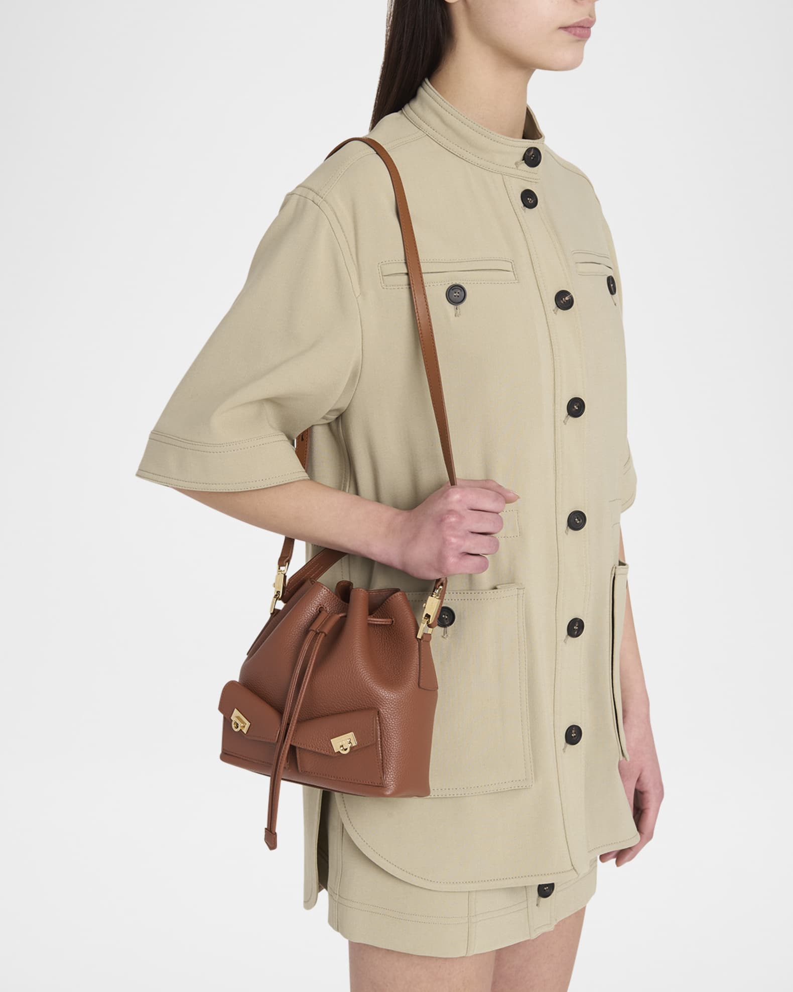 ショルダーバッグ・ポシェット Ferragamo Leather Bucket Bag With l Details NWT NEW Salvatore Ferragamo Gancini black leather crossbody