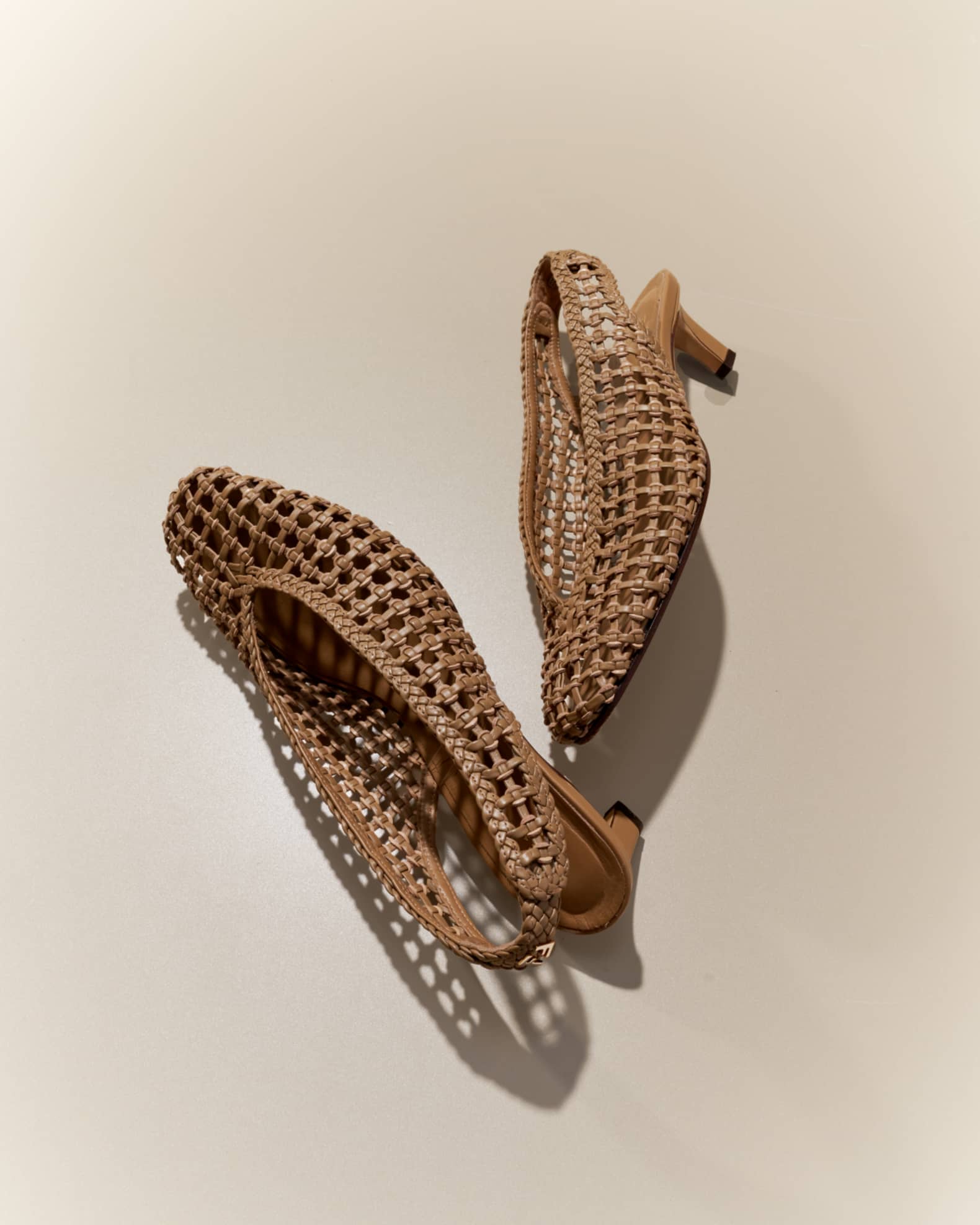 パンプス Fendi Hand-Woven Leather Slingback With l Logo 0400022628162_BIANCO?wid=600&