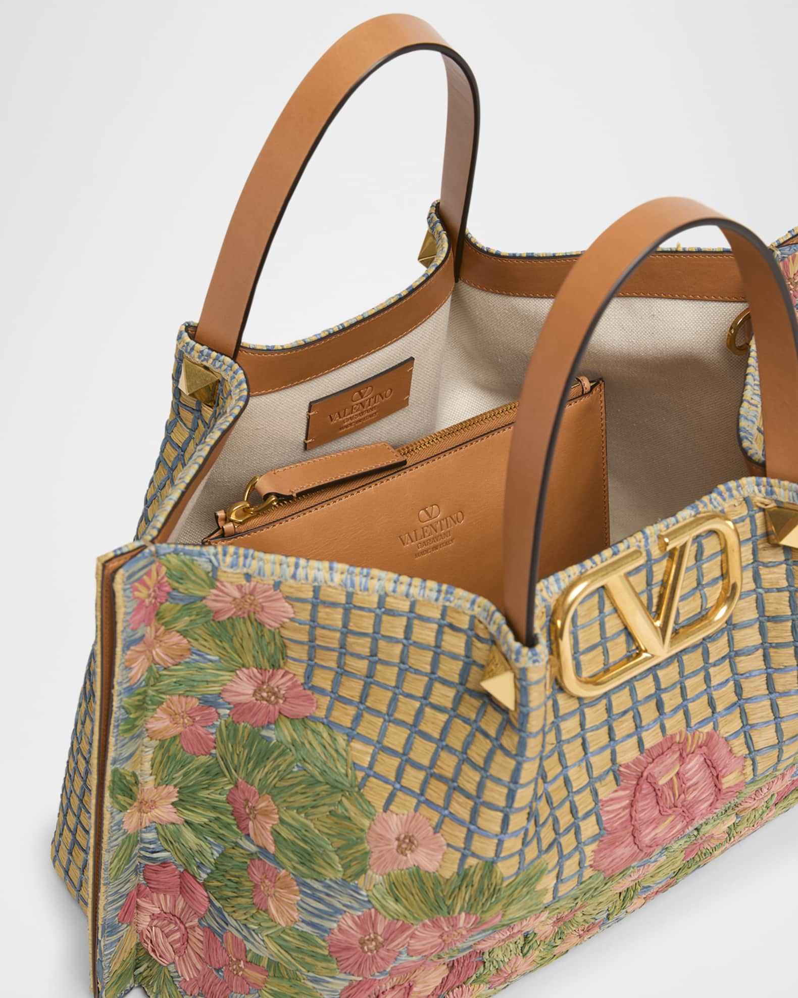 トートバッグ Valentino Garavani Embroidered Raffia Rockstud Shopping Bag Valentino Garavani Rockstud Embroidered Shopping Bag In