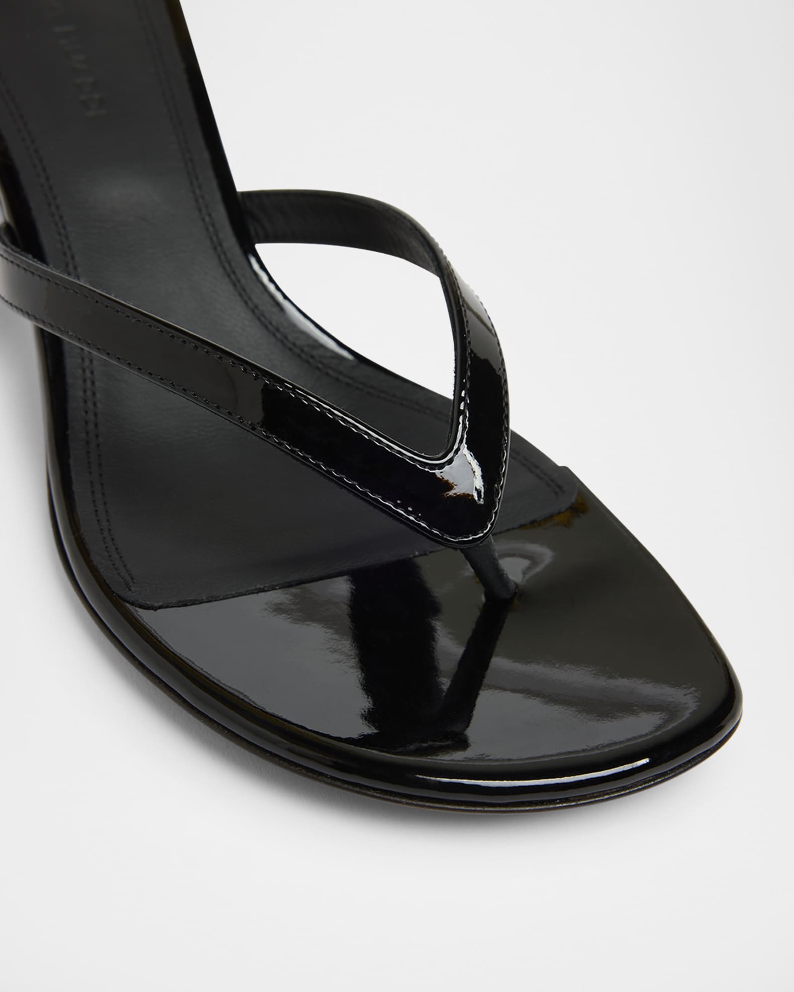 サンダル・ミュール Amina Muaddi Juliette Sand Patent Thong Sandals Juliette 45 patent leather thong sandals in brown - Amina