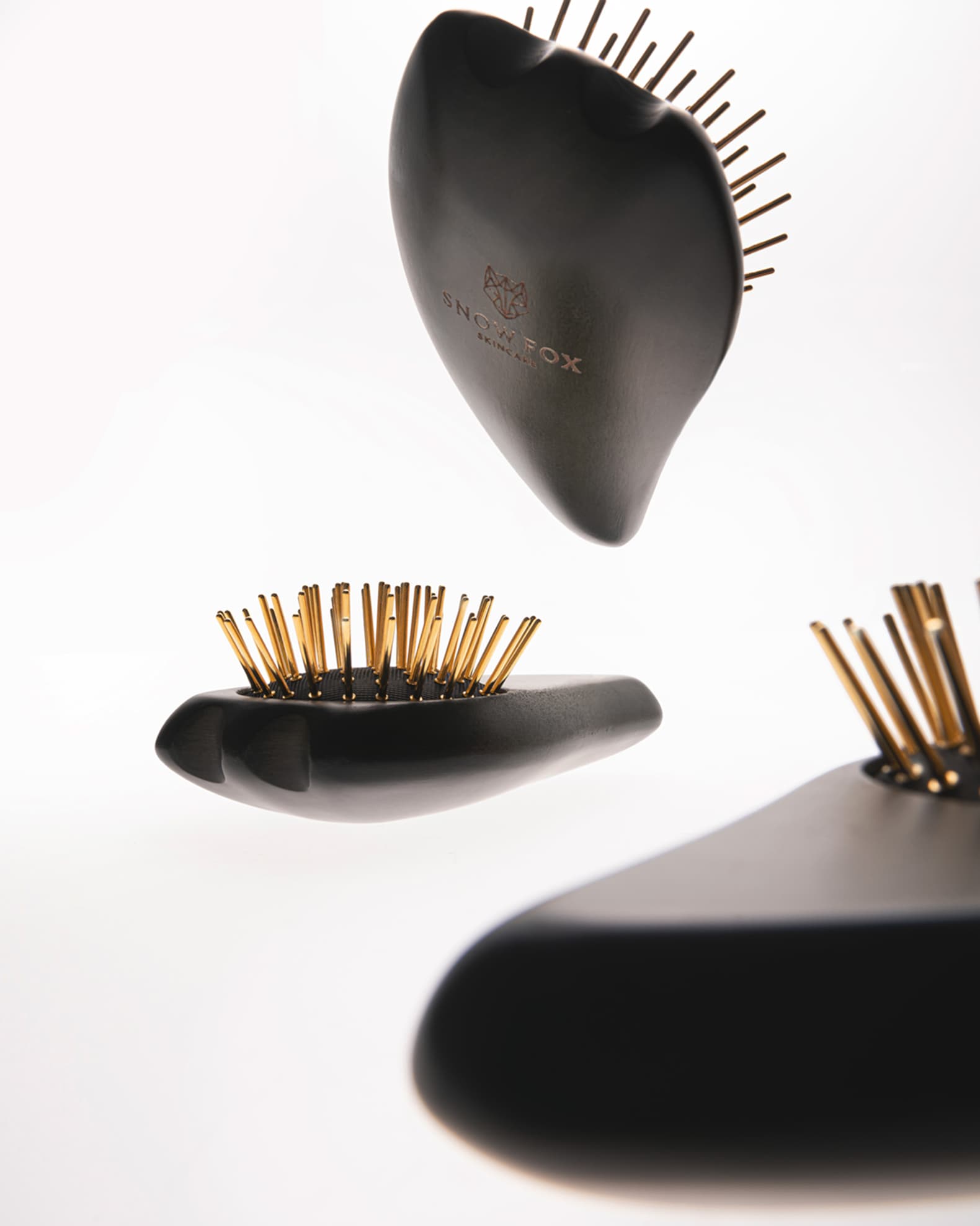 SNOW FOX カッサブラシ SNOW FOX Gua Sha Hair and Scalp Brush | Neiman Marcus
